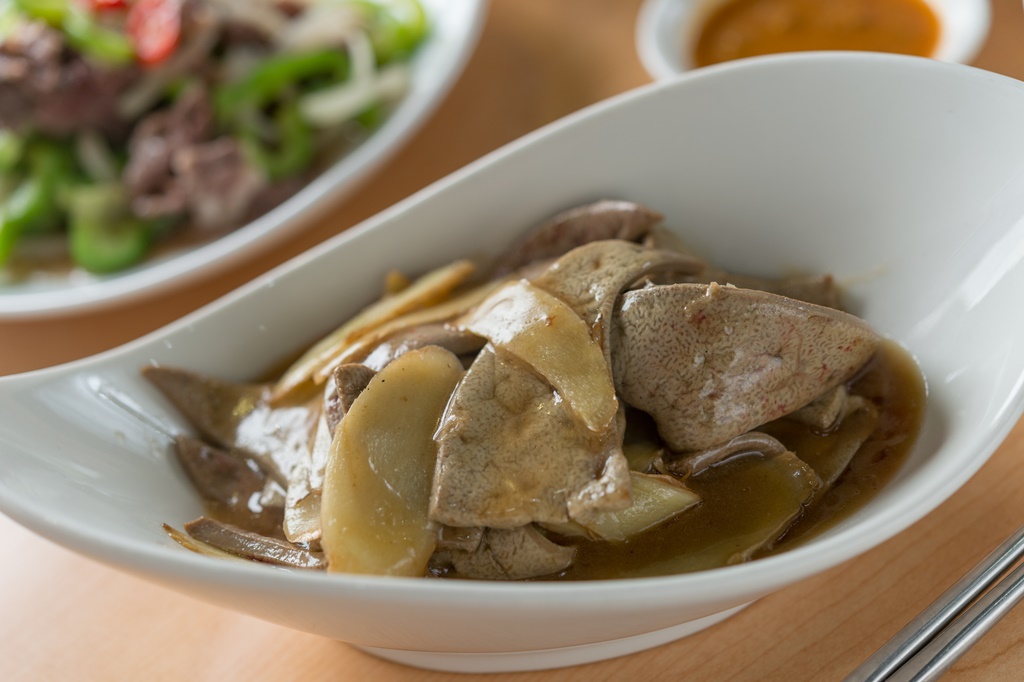 「麻油羊肝」質地脆嫩，麻油香與薑味中帶有肝臟的鮮香。（300元／份，限量）