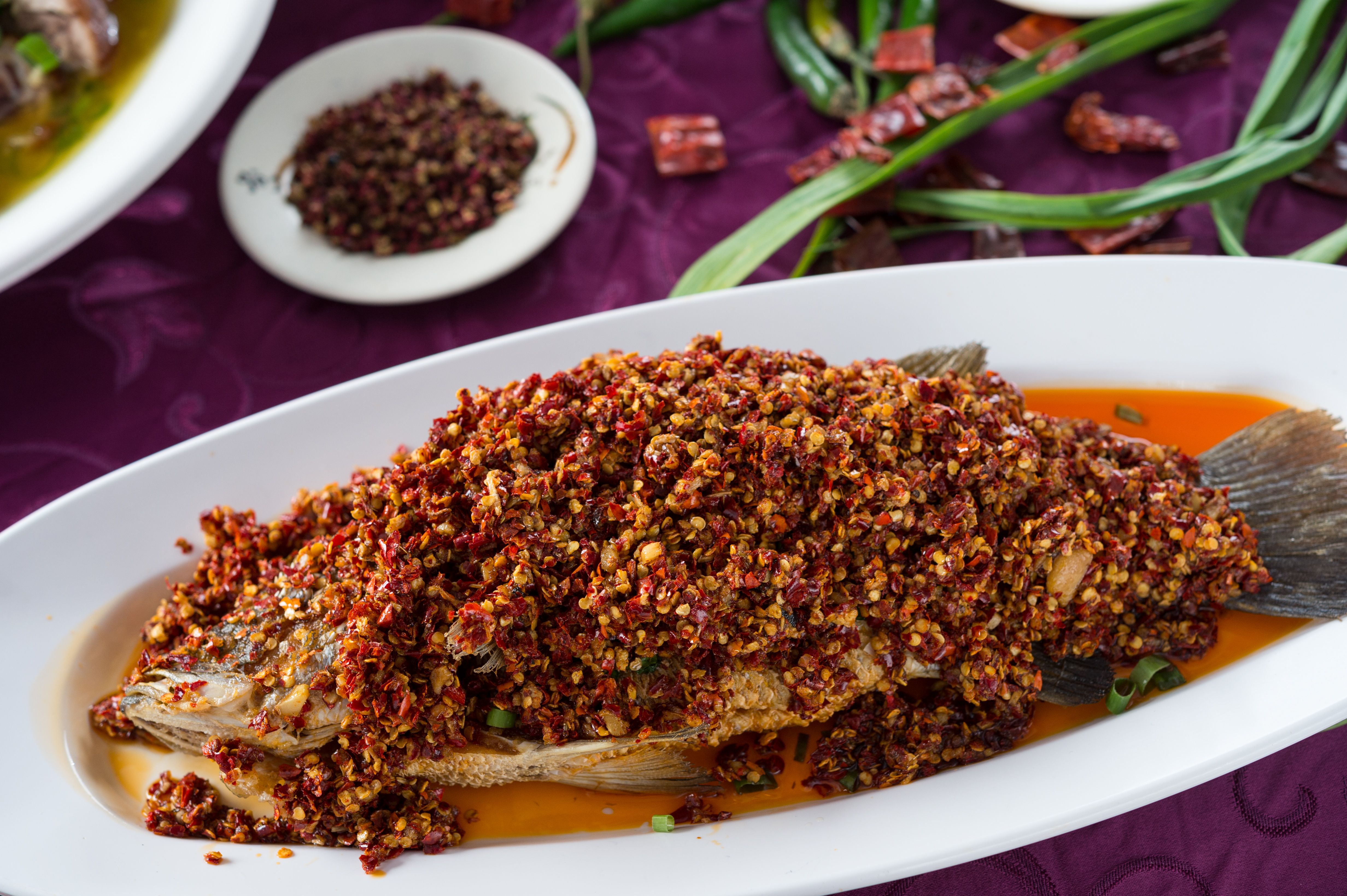 「川蜀嗆鍋魚」用辣椒糖配炸鱸魚，口感新鮮。（980元／條，過年期間提供大魚，1200元／條）