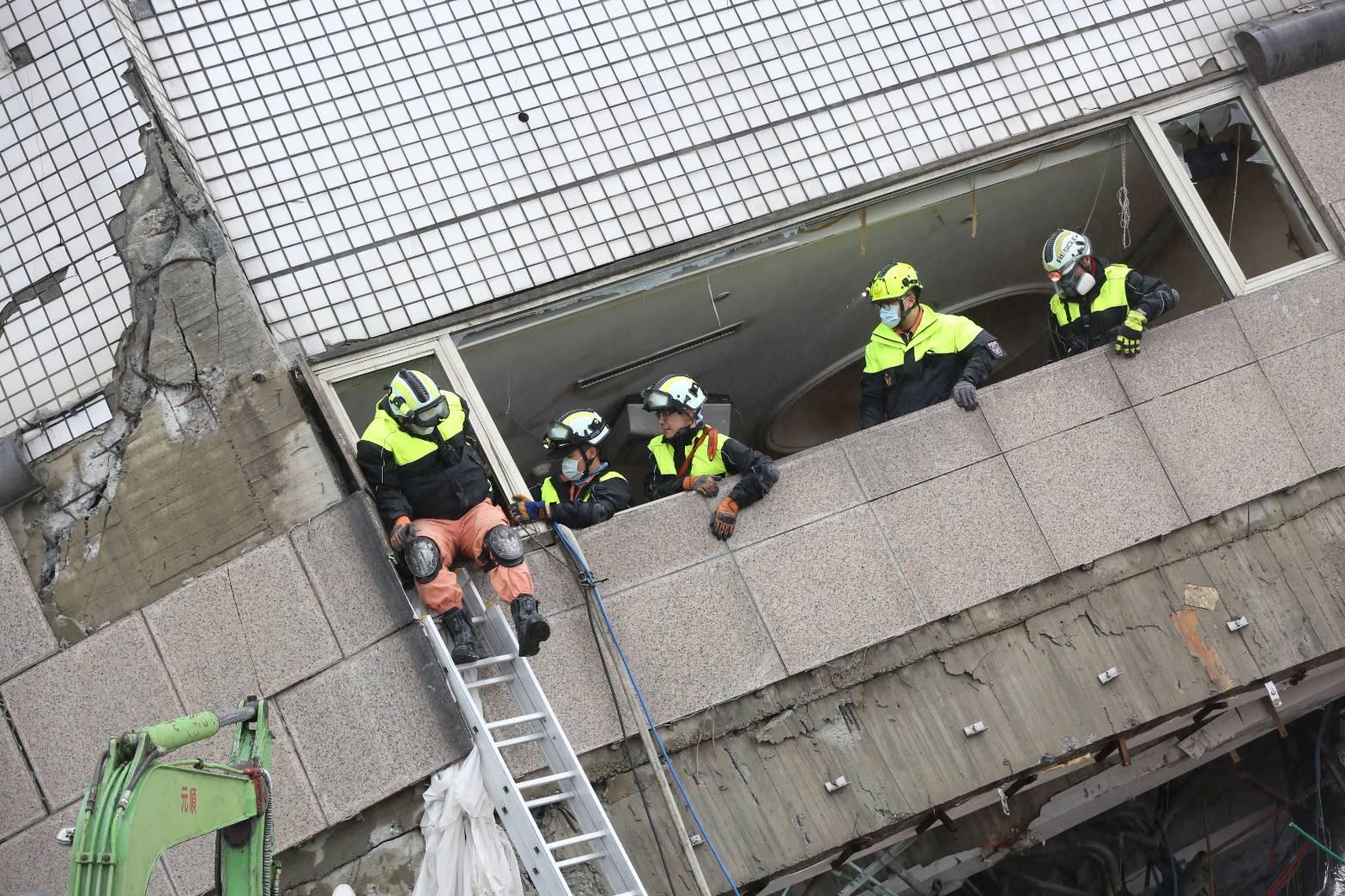 目前所有搜救人員暫先撤離50公尺以上,以避免樓塌再生意外。