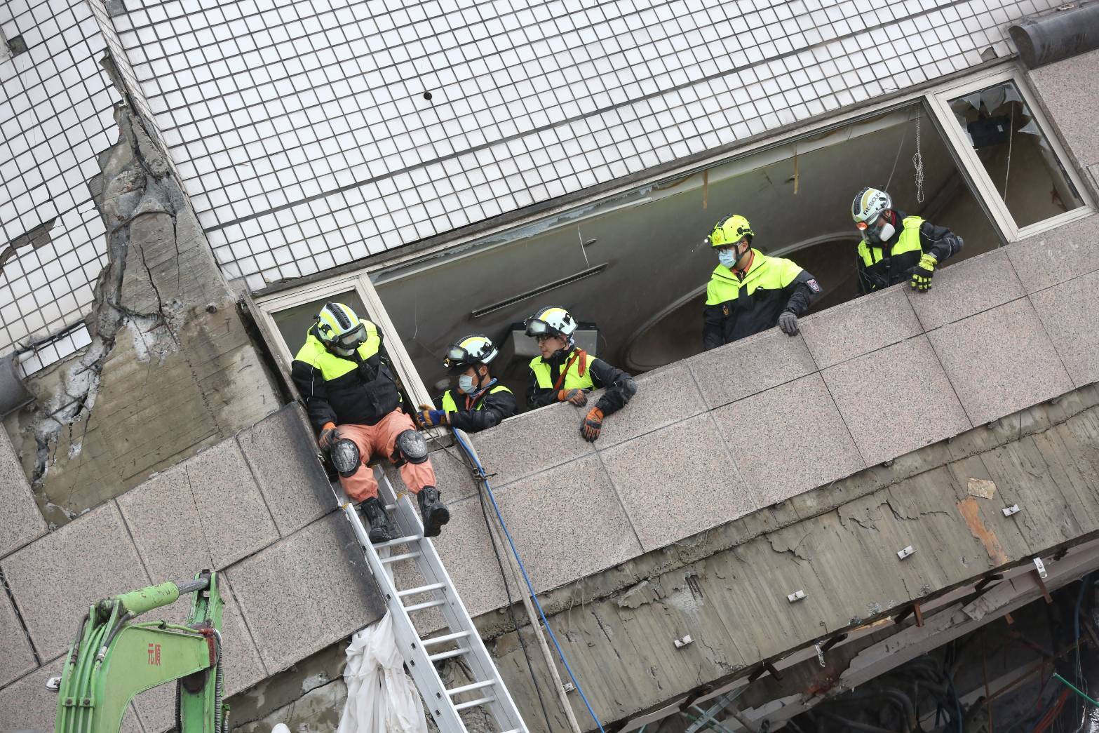 目前所有搜救人員暫先撤離50公尺以上，以避免樓塌再生意外。