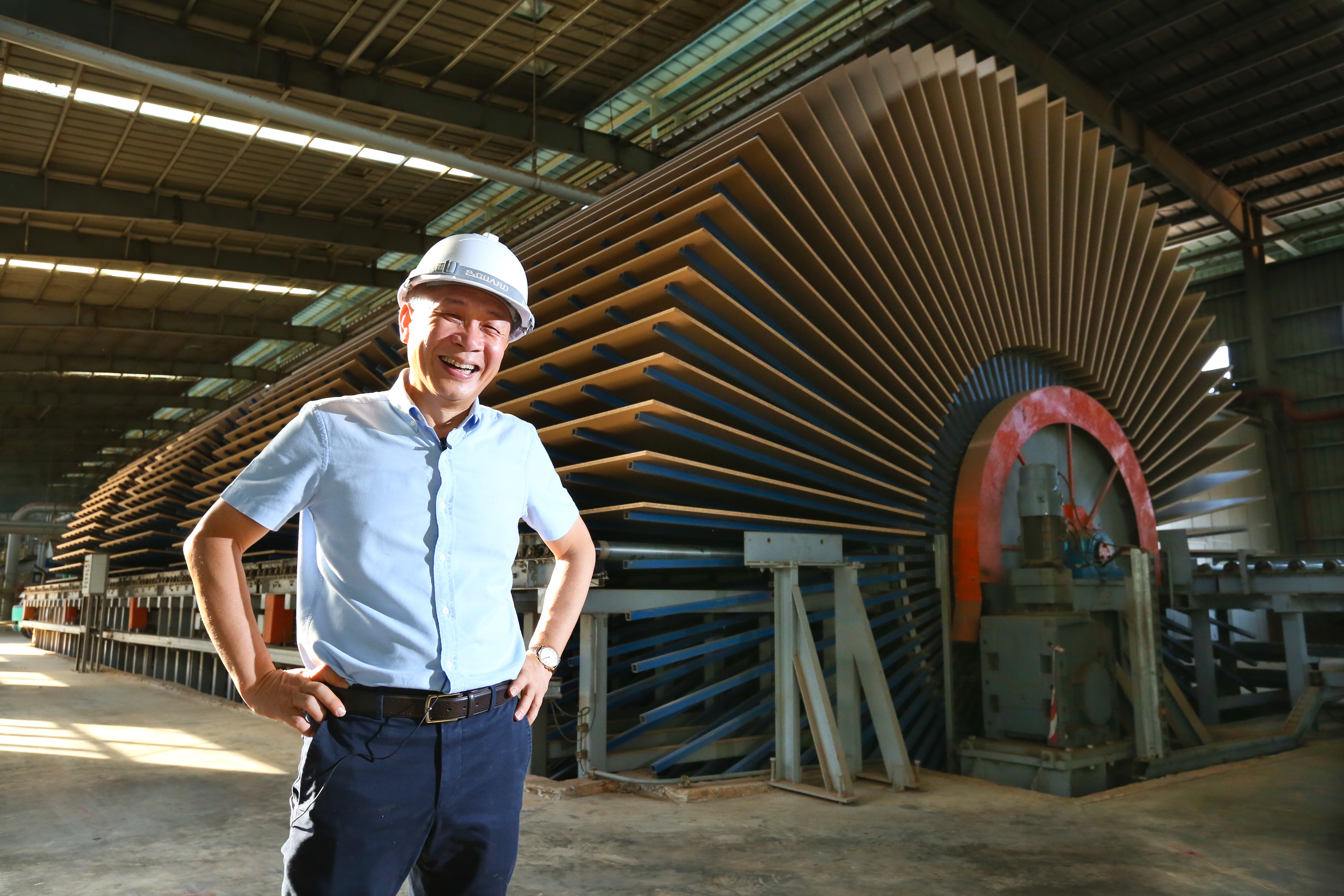 謝榮輝19年前離鄉赴泰國南部設廠，從實木加工跨入生產塑合板，打造亞洲第2大塑合板廠，年營收達34億元。