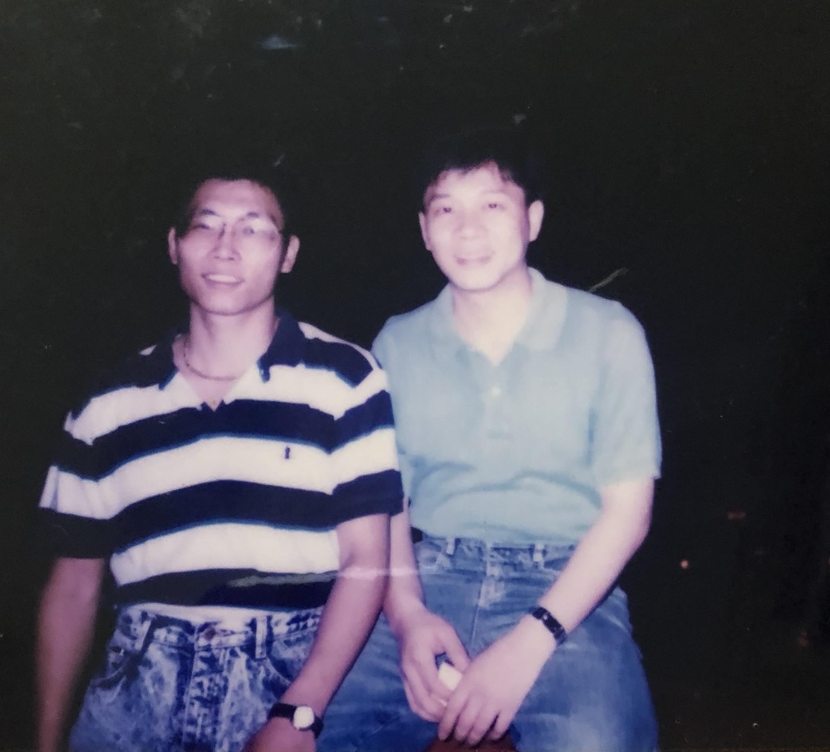 謝榮輝(右)與黃登士(左)是小學同窗,2人從小一起長大,比親兄弟還親。(黃登士提供)