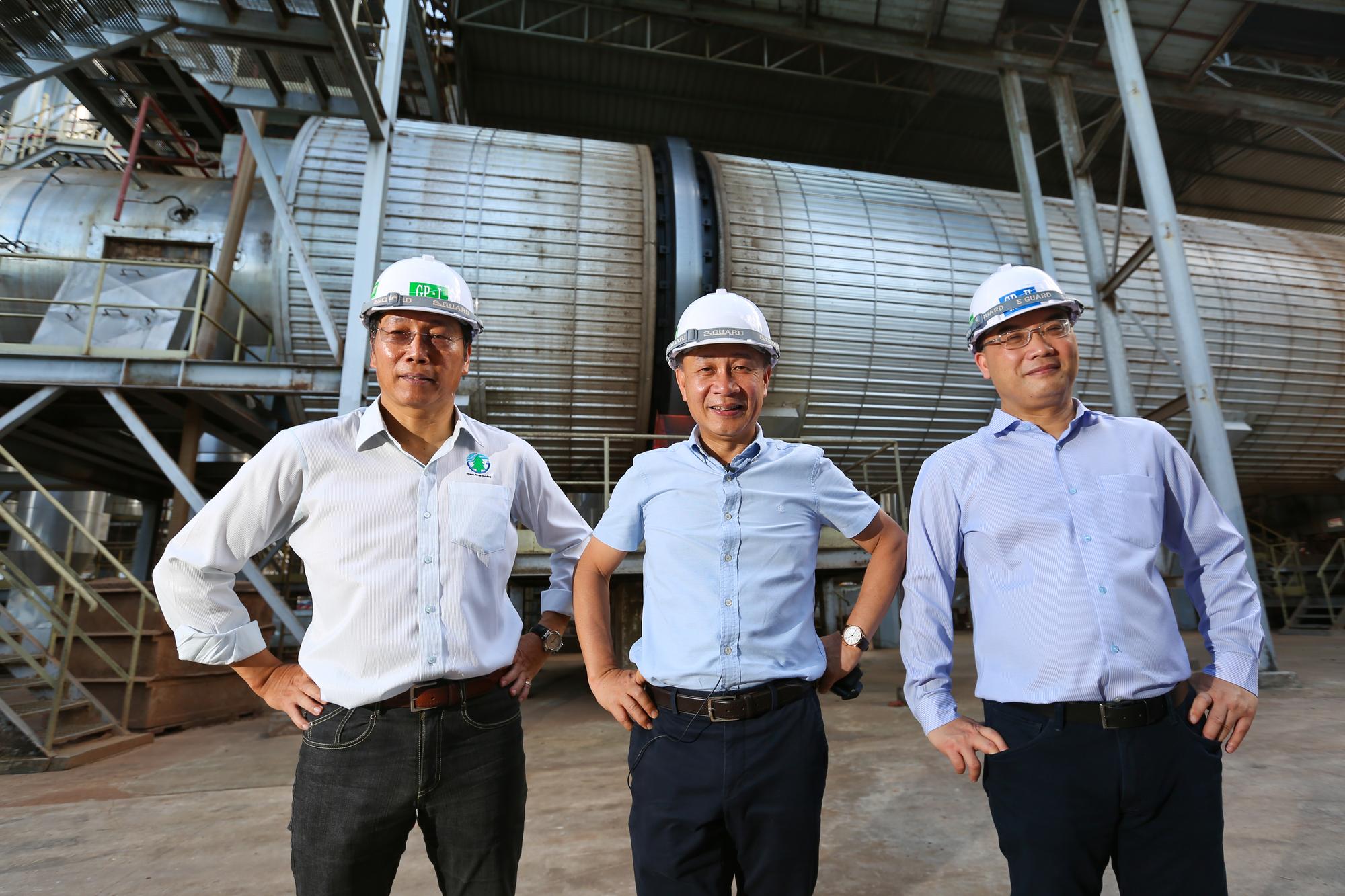 黃登士(左)、李木文(右)是謝榮輝(中)的得力左右手,一人負責工廠管理、一人拓展行銷業務,依專長分工合作。