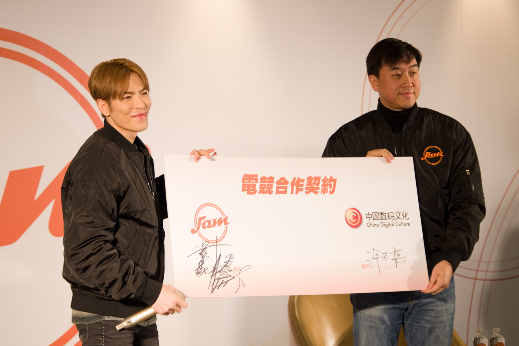 蕭敬騰與中國數碼文化董事長許東棋簽署電競合作契約。