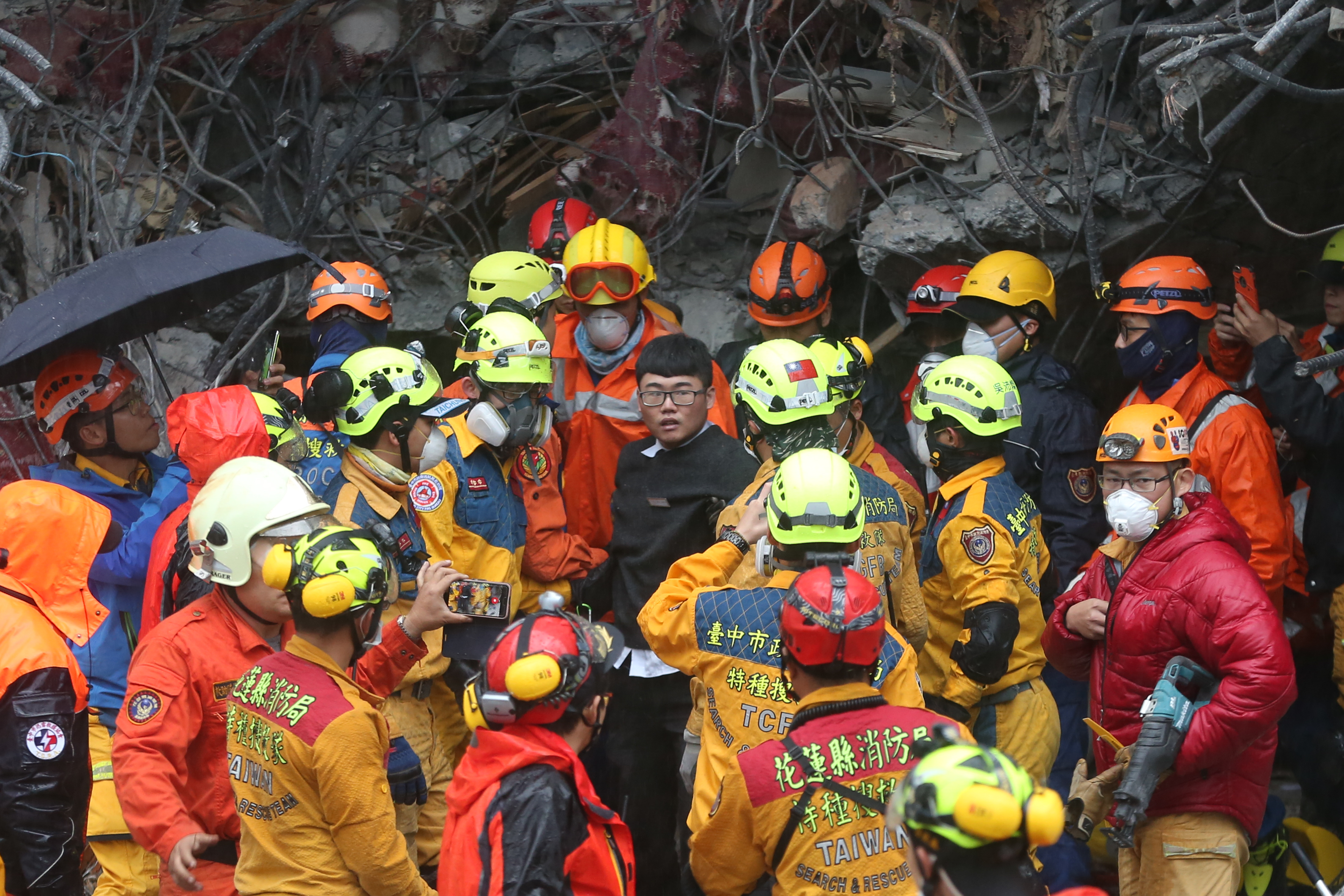 梁書瑋身體狀況大致良好，目前正在慈濟醫院檢傷，對於同事往生感到十分難過。