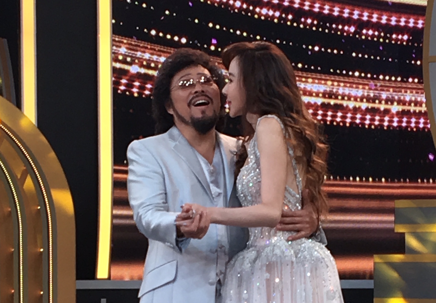 蕭薔上張菲節目並獻吻，張菲笑得很開心。