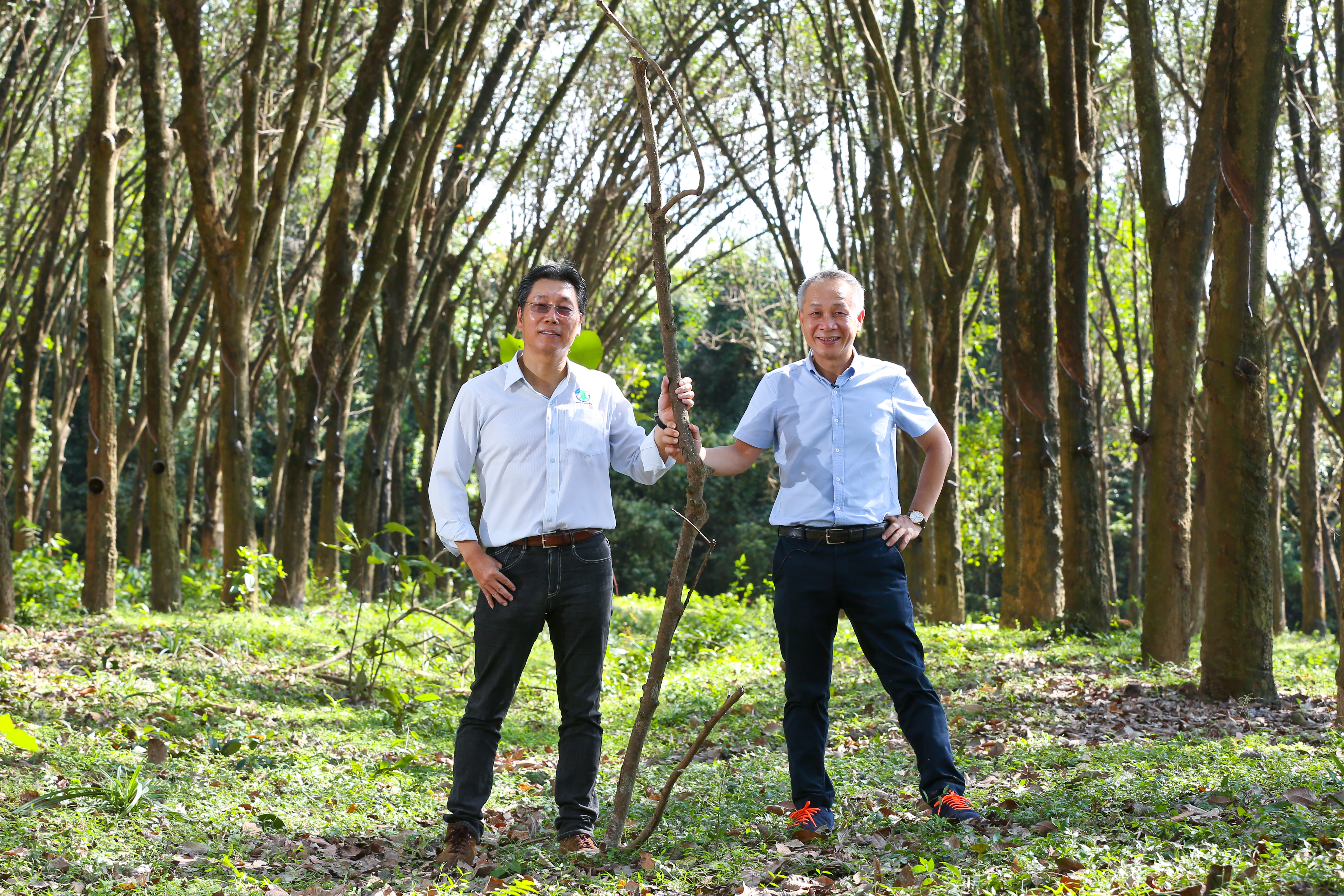 儘管第一次在泰國創業失敗，黃登士（左）仍接受謝榮輝（右）之邀，2度赴泰國創業。