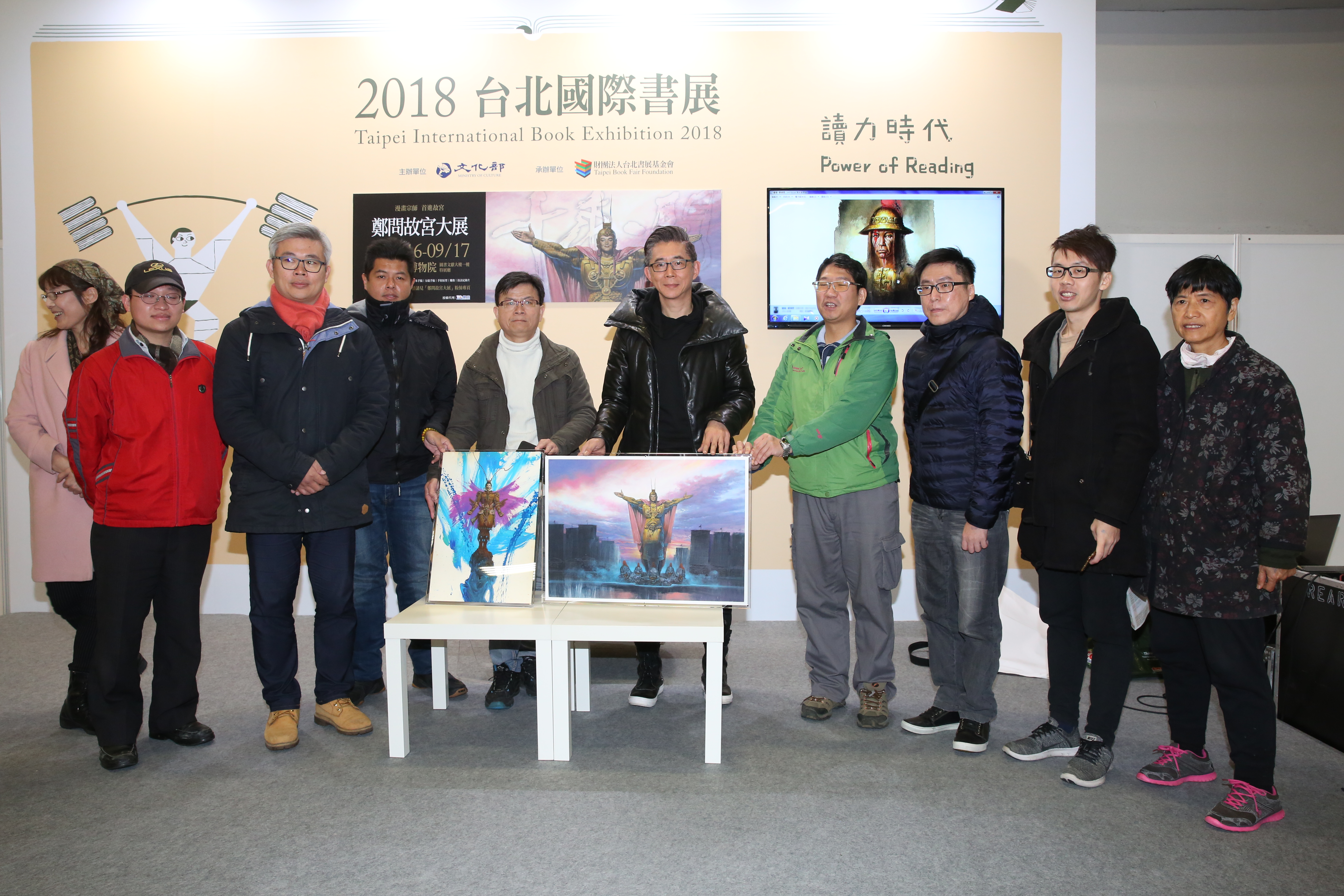 台北國際書展舉行鄭問粉絲座談會，分享鄭問的畫技與生活。圖為粉絲與鄭問的畫作原稿合影。