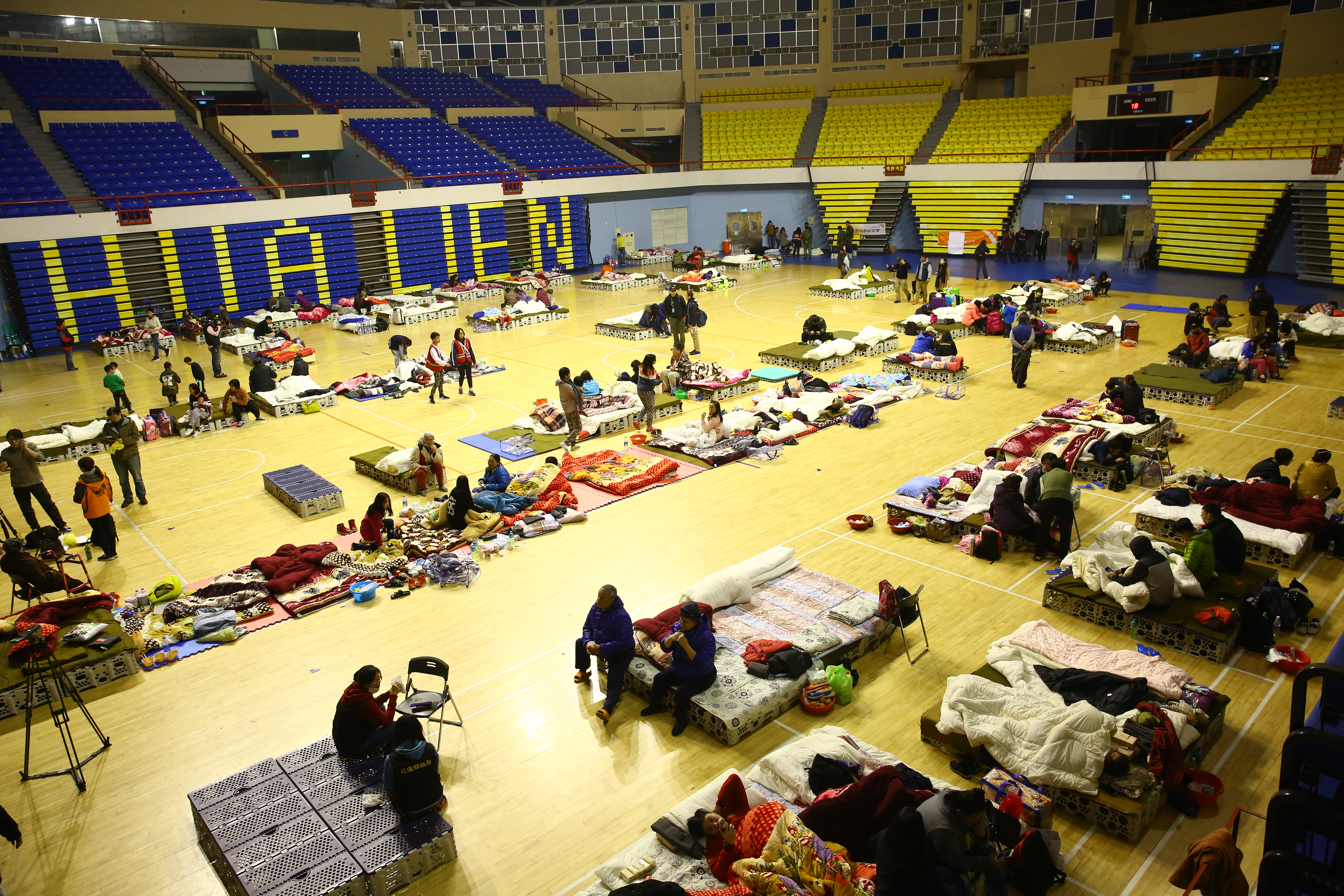 【花蓮大地震】救難人員瓦礫中驚逃　搶救不懈與時間賽跑