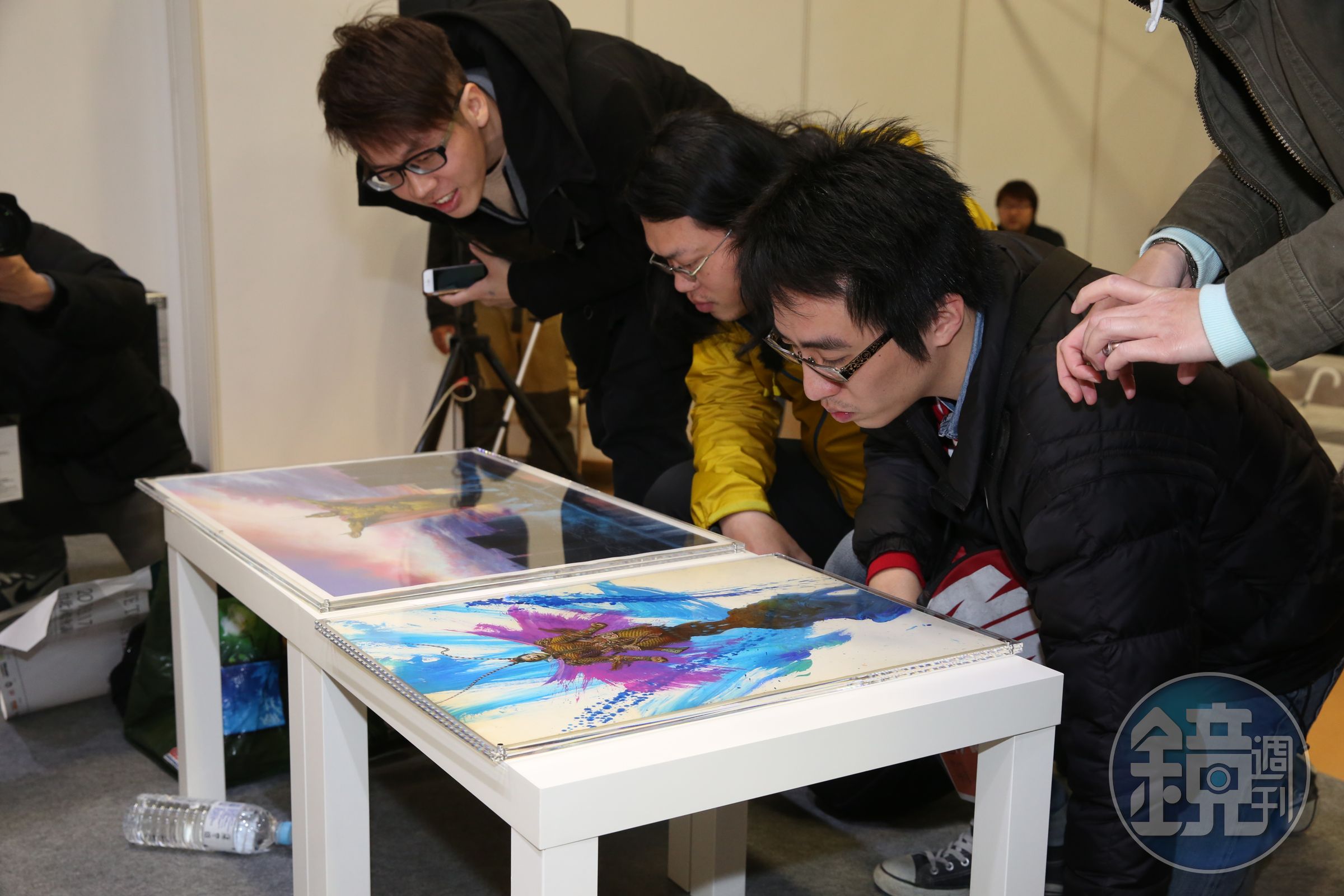 鐘孟舜帶鄭問的畫作原稿到現場，是給粉絲的驚喜。