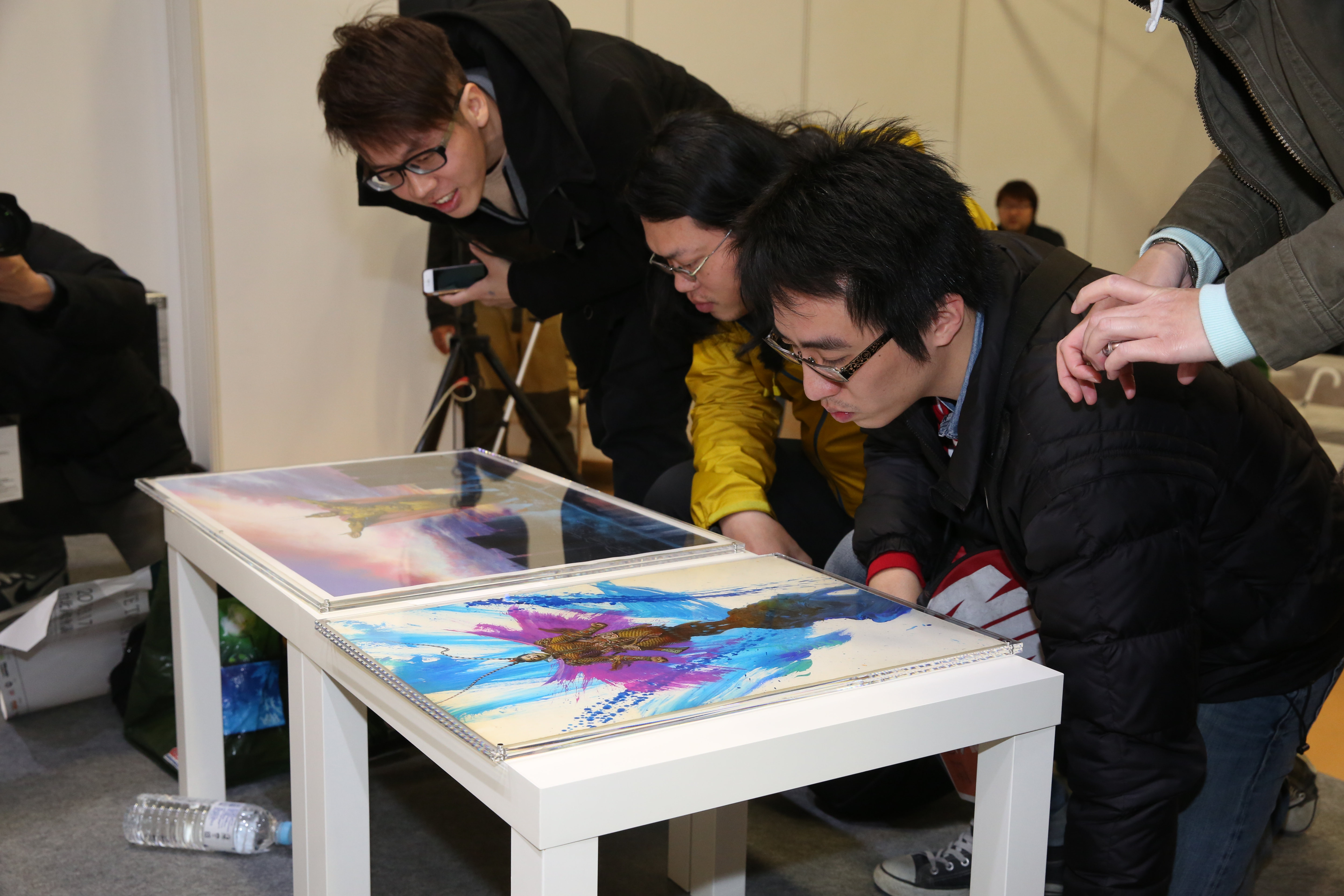 鐘孟舜帶鄭問的畫作原稿到現場，是給粉絲的驚喜。