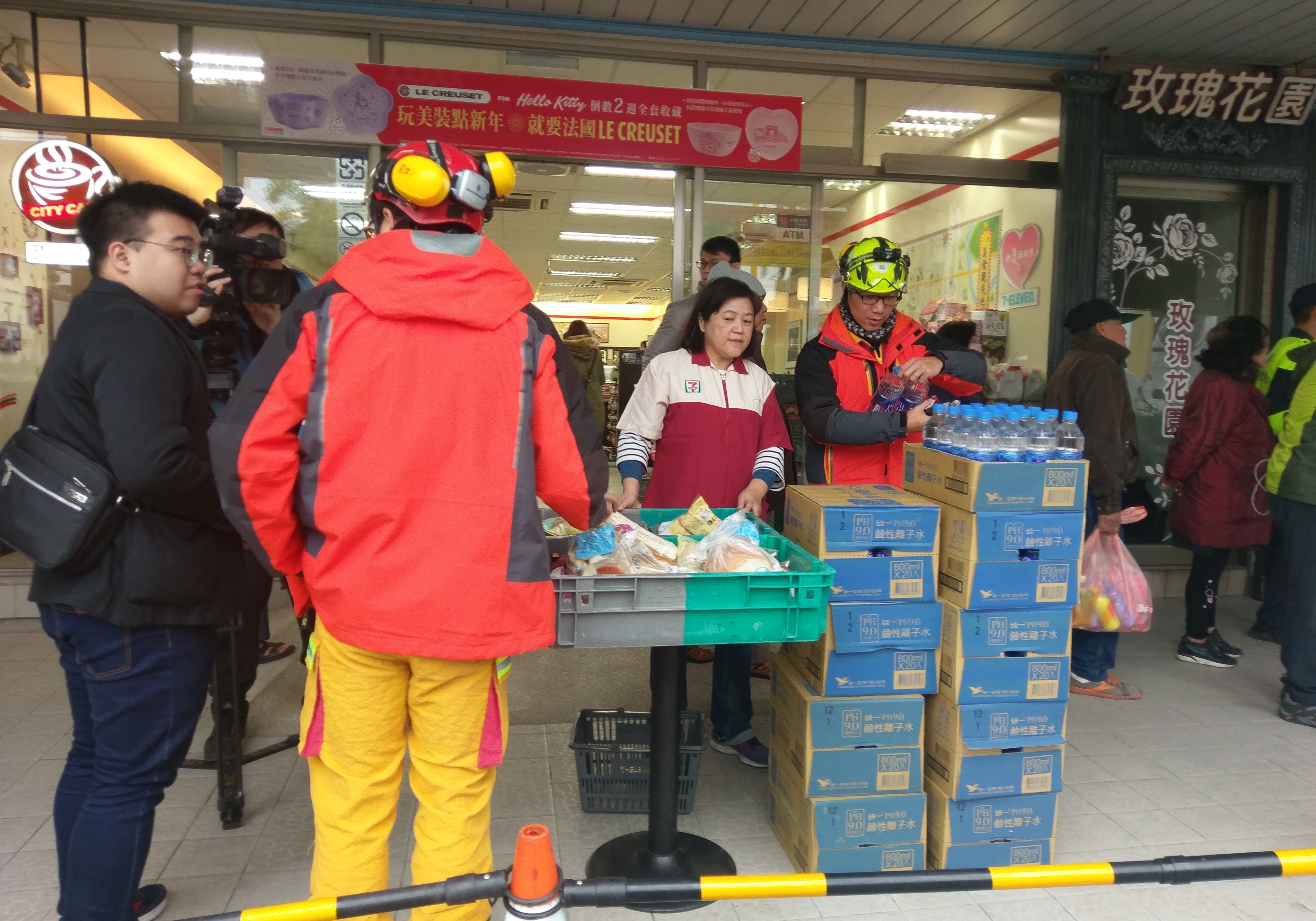 花蓮昨晚大地震，統一超在統帥飯店附近的門市，成立物資救援中心，幫助花蓮強震災民。（統一超提供）