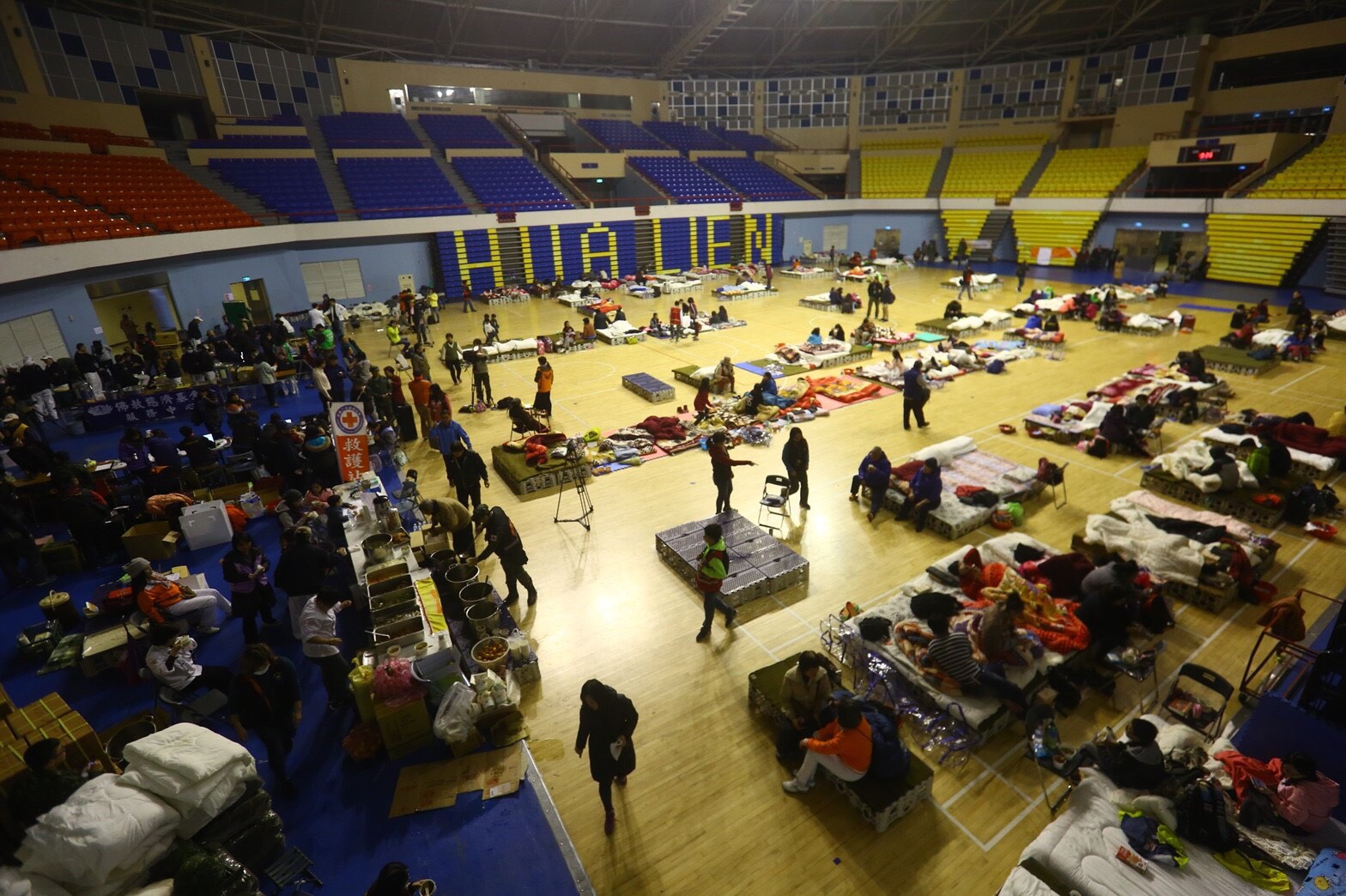 花蓮體育場收容中心的民眾多非倒塌建築的災民，而是因餘震不敢回家的民眾。