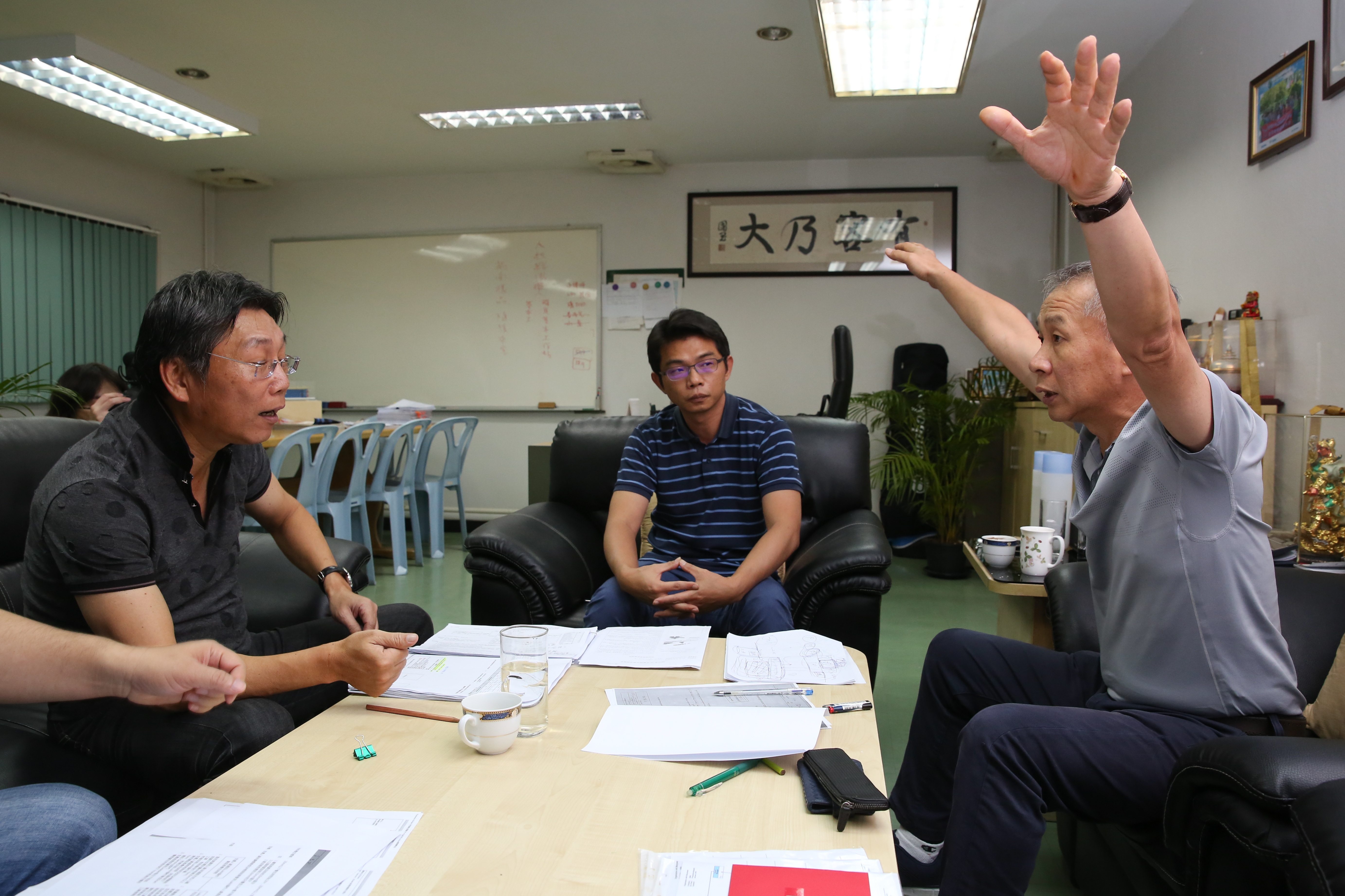 謝榮輝壓力大，常挑燈夜戰和同事開會。