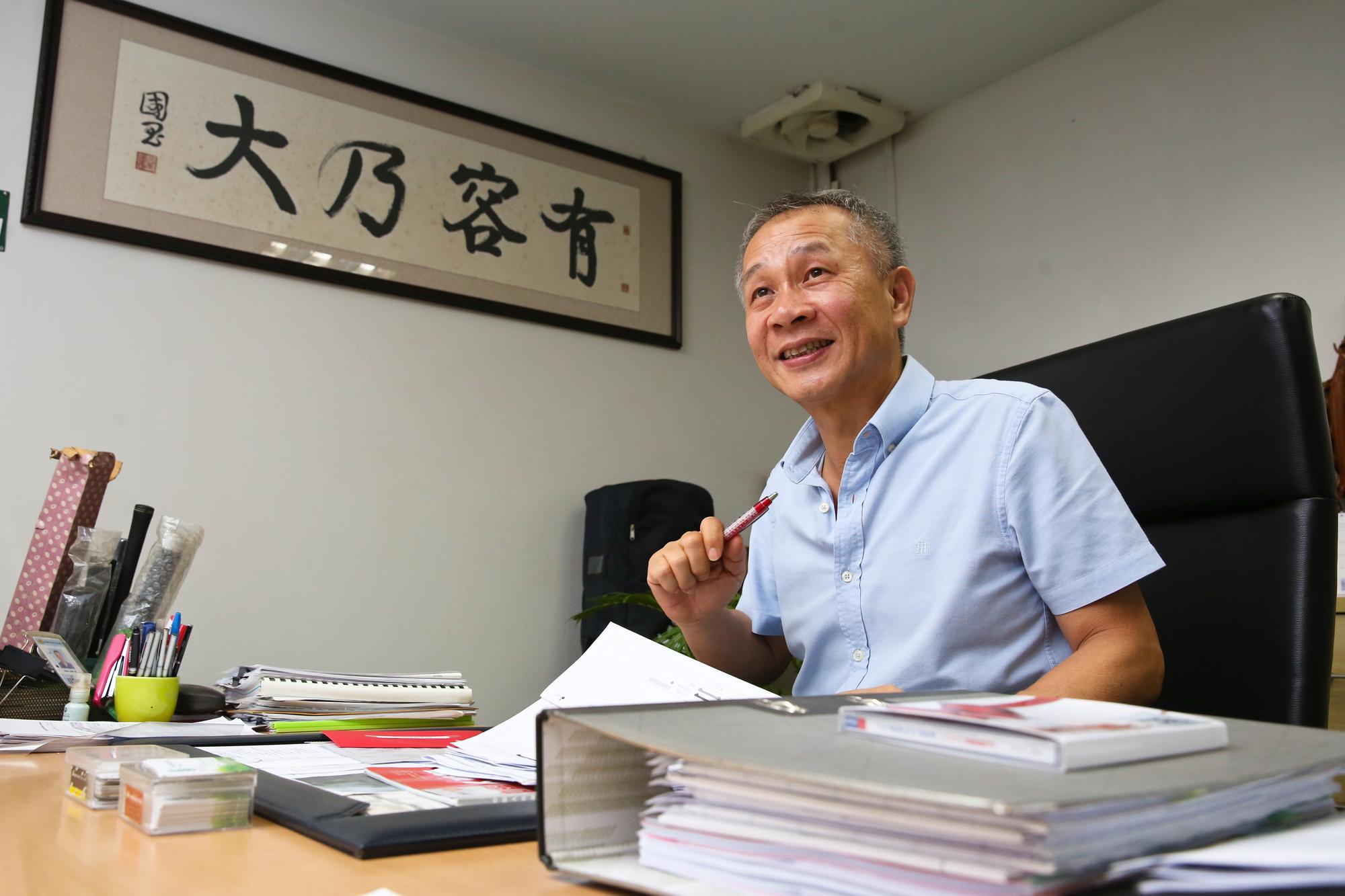 友人送的書法字,謝榮輝就掛在辦公桌的右手邊,與同事分享也兼自省。