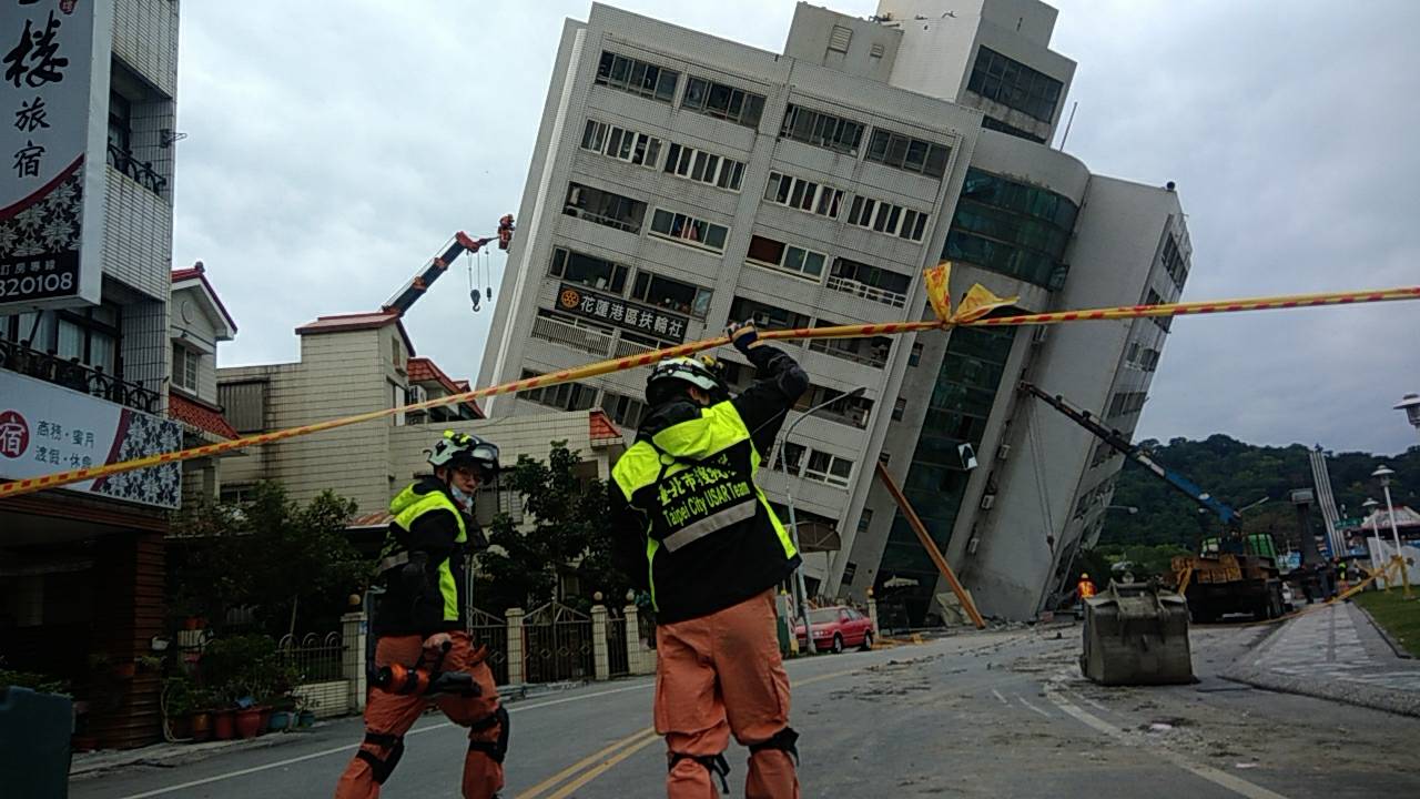 雲門翠堤大樓亮倒塌紅燈，令搜救人員非常憂心。