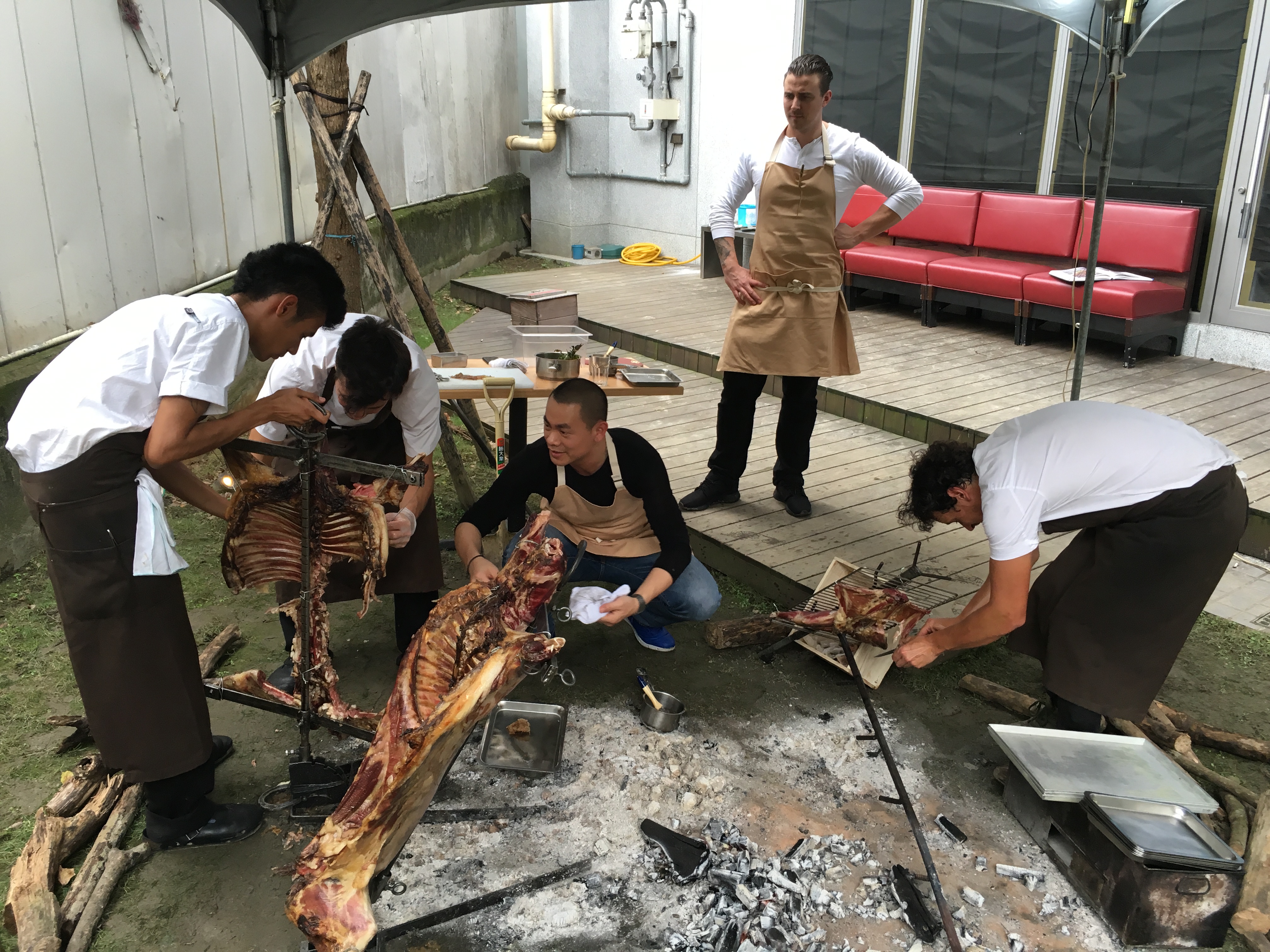 智利名廚Rodolfo Guzmán到「RAW」餐廳客座，在後院重現自家餐廳「BORAGó」的烤全羊料理。