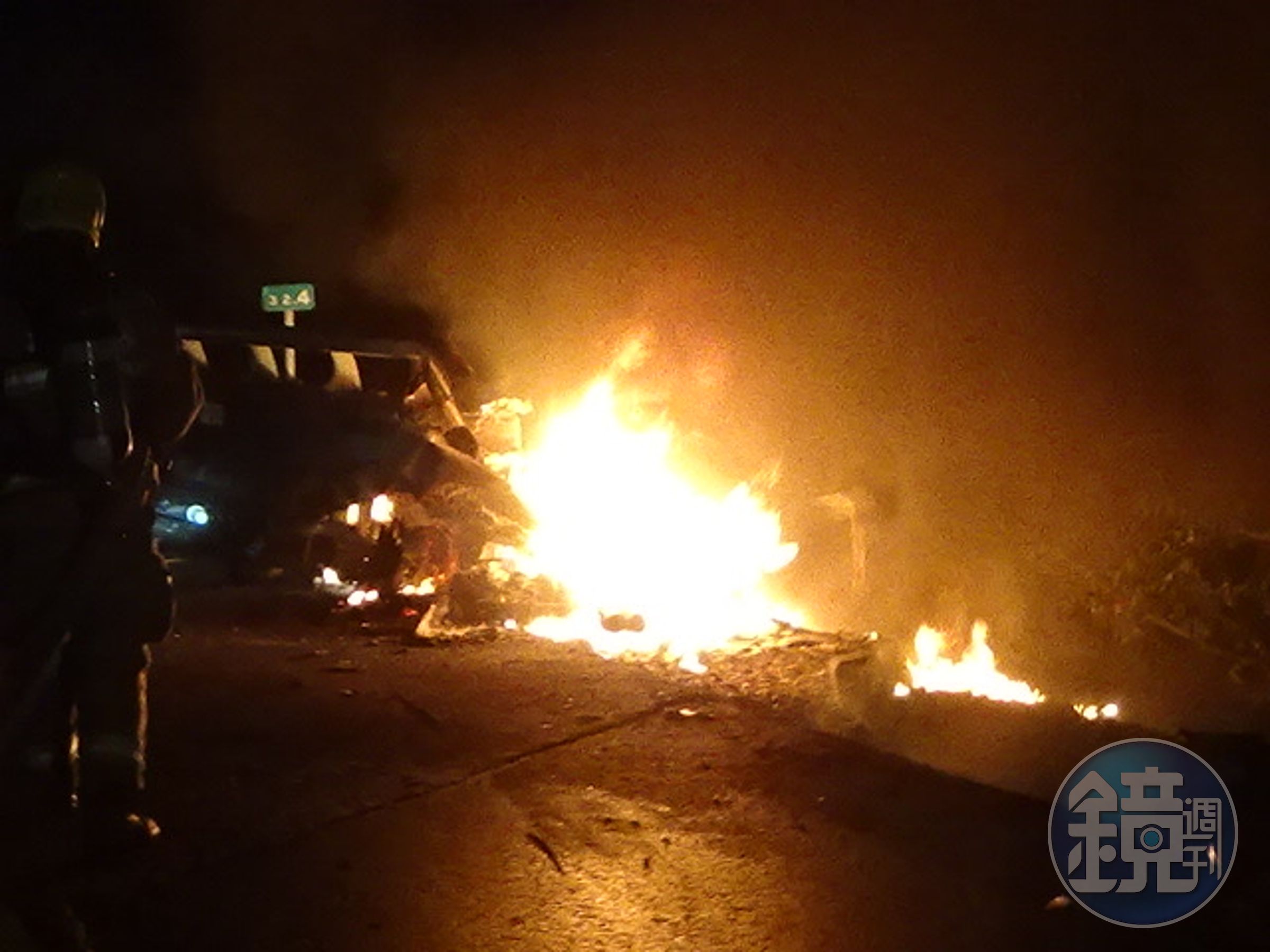 百萬保時捷名車自撞火燒，造成黃姓駕駛遭燒死悲劇。（國道警察提供）