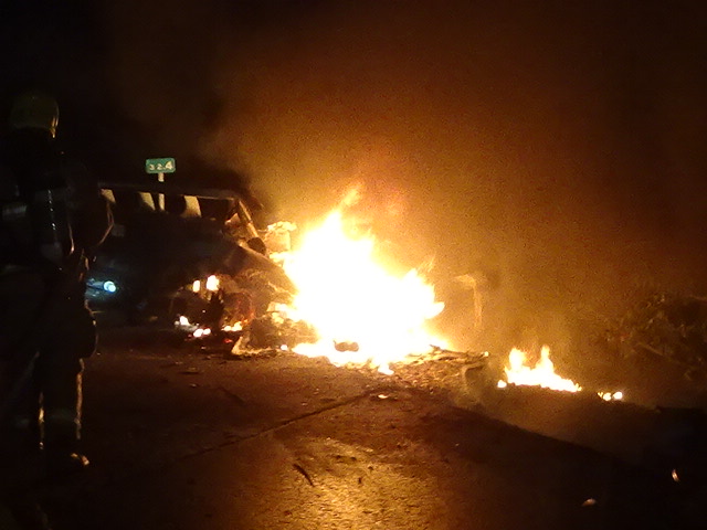 百萬保時捷名車自撞火燒，造成黃姓駕駛遭燒死悲劇。（國道警察提供）