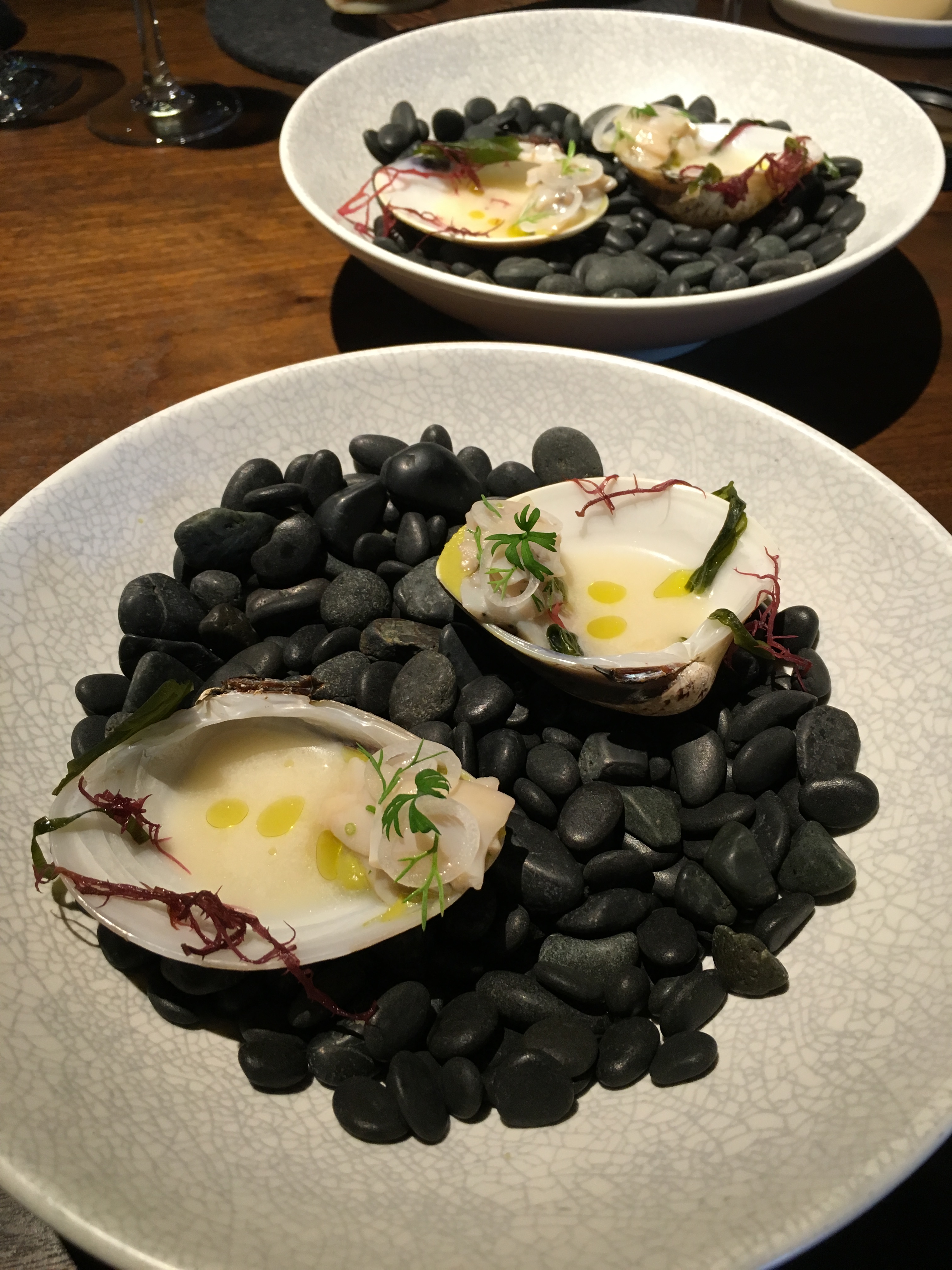 融入秘魯烹調海鮮技法「Ceviche」的蛤蜊料理，鮮味十足。
