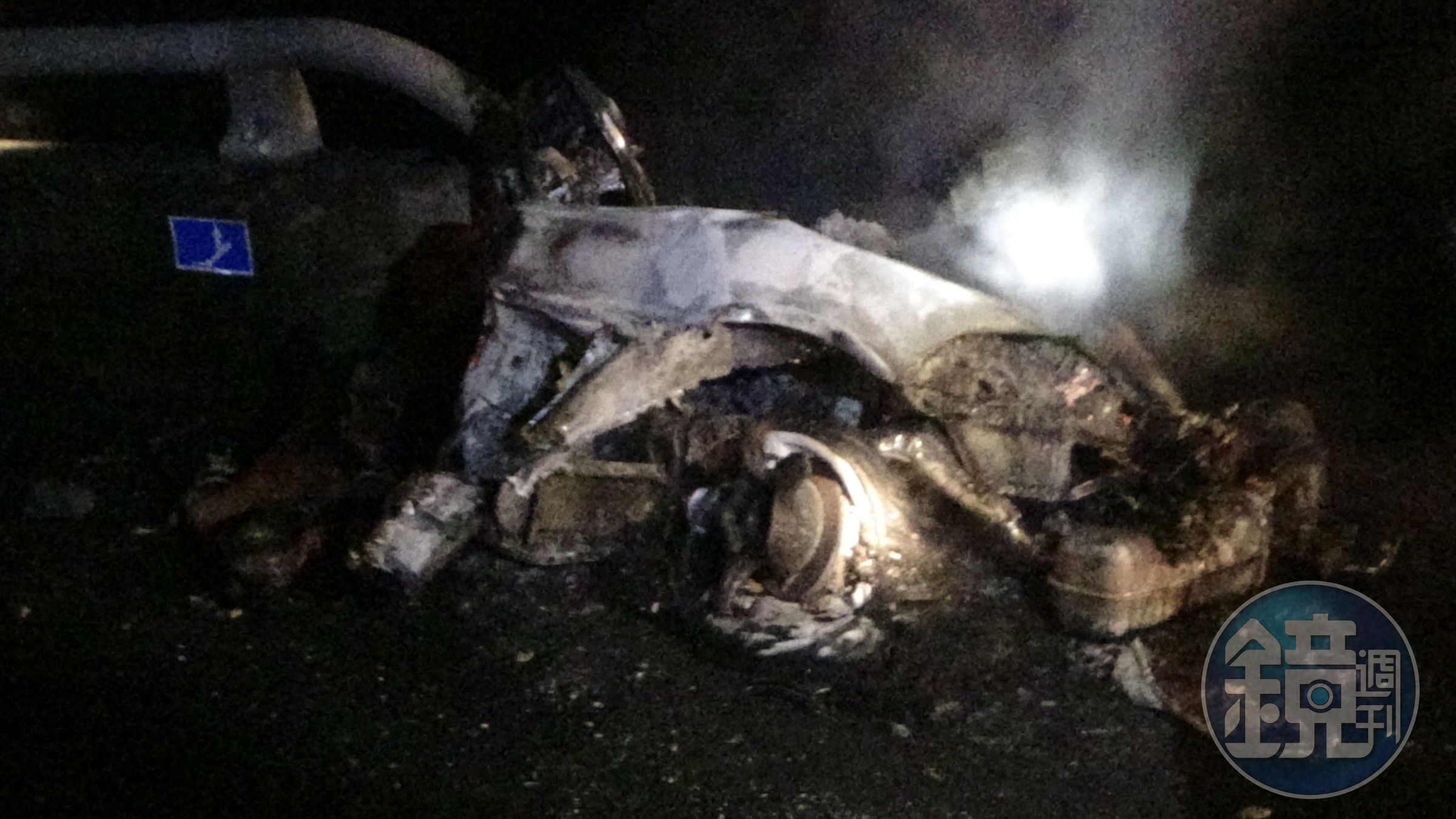 保時捷猛撞護欄，車頭全毀又引起火燒車，成了一堆廢鐵。（國道警察提供）