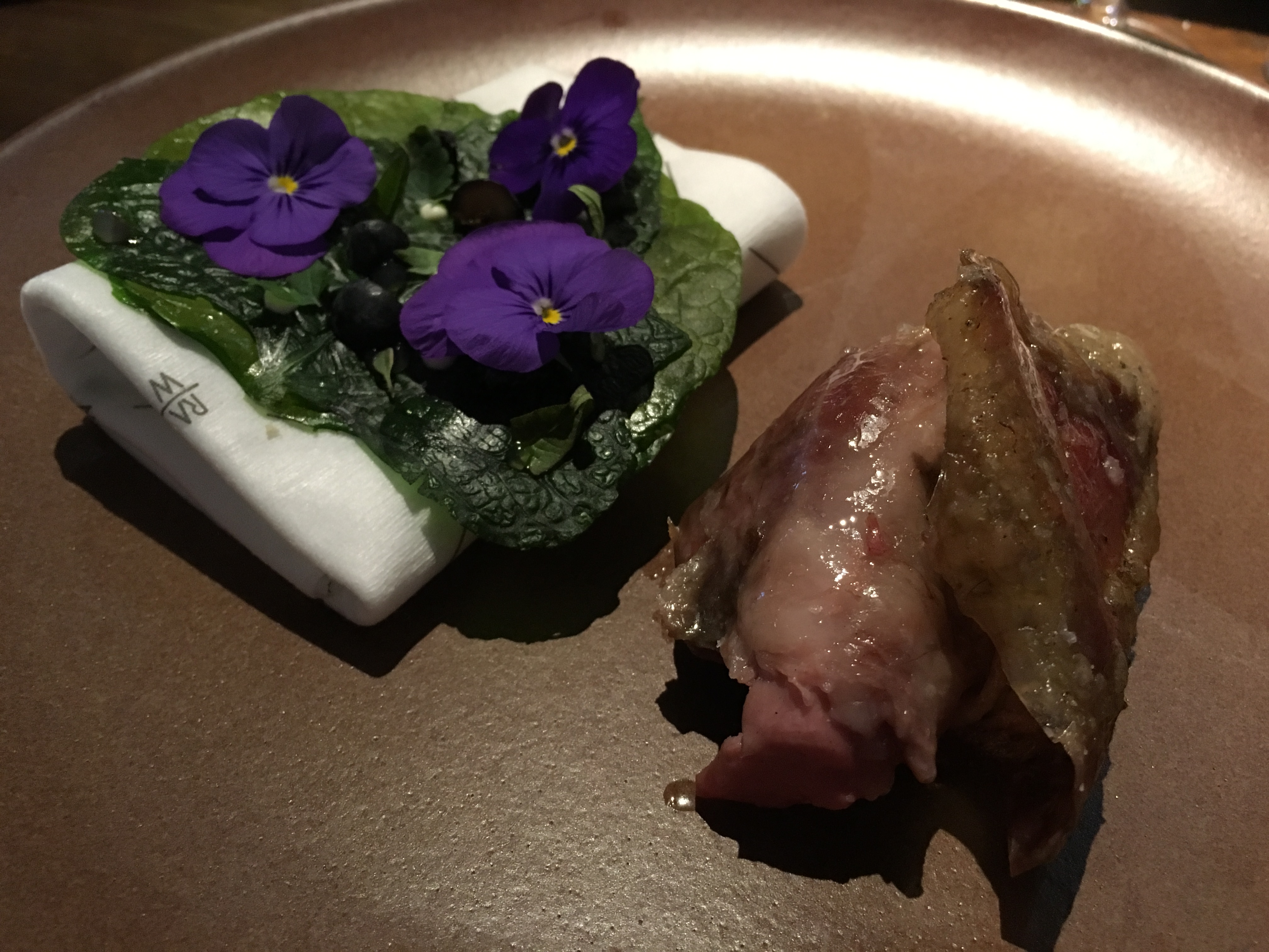 烤羊肉甜嫩有味，一旁的地瓜葉和金蓮葉間藏了酸奶醬，酸香解膩。