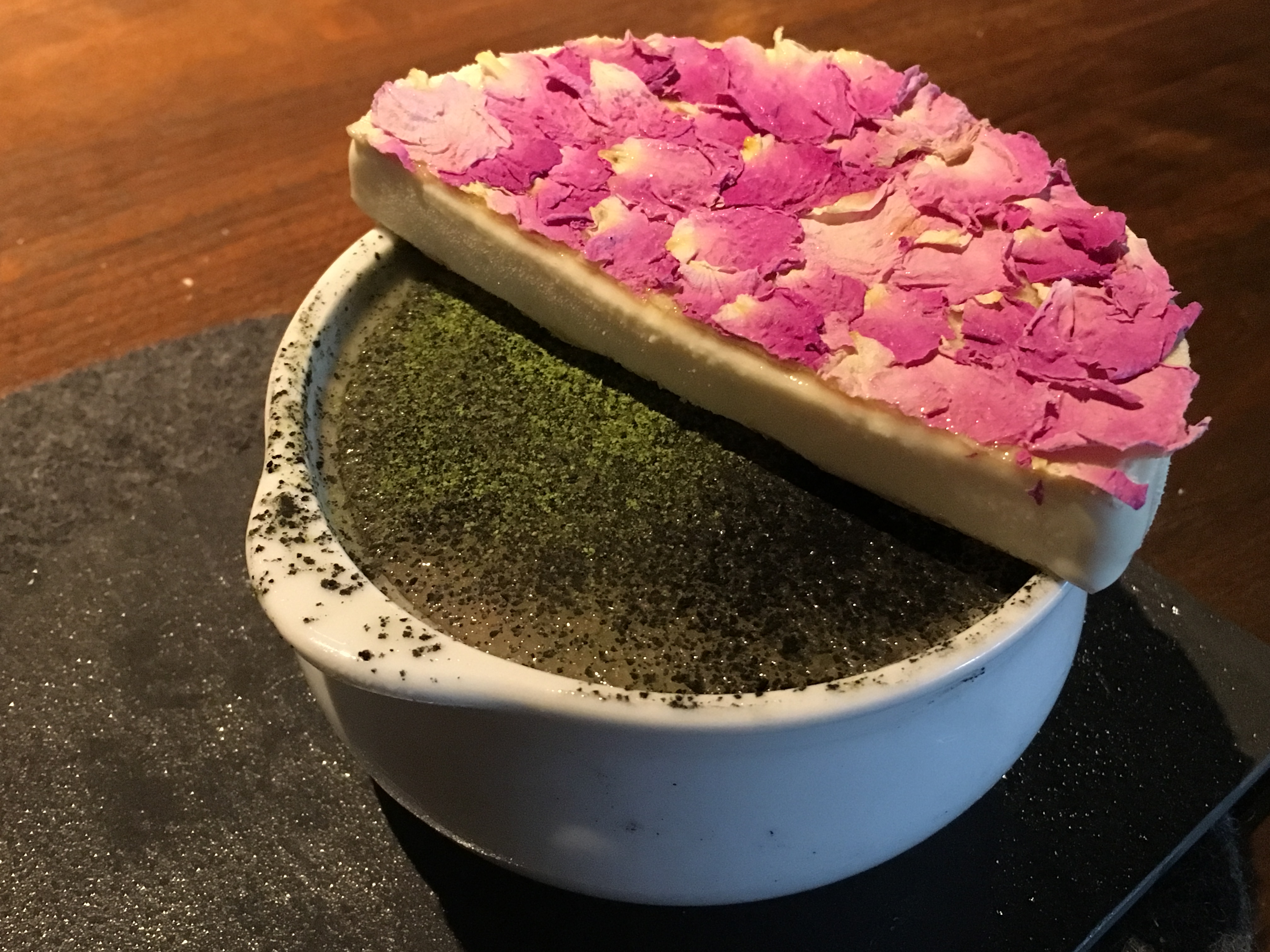Rodolfo在甜點中，加進生長在沙漠裡的野生玫瑰，強烈的香氣和風味，讓人吃完口齒留香。