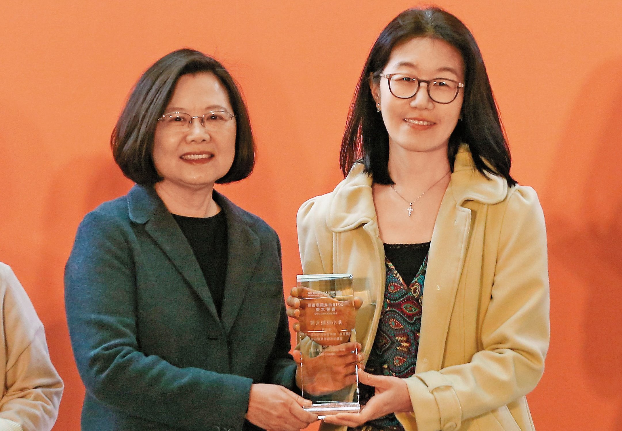 李玟萱《無家者》於台北國際書展獲非小說類首獎，在書展開幕典禮接受總統蔡英文頒獎。