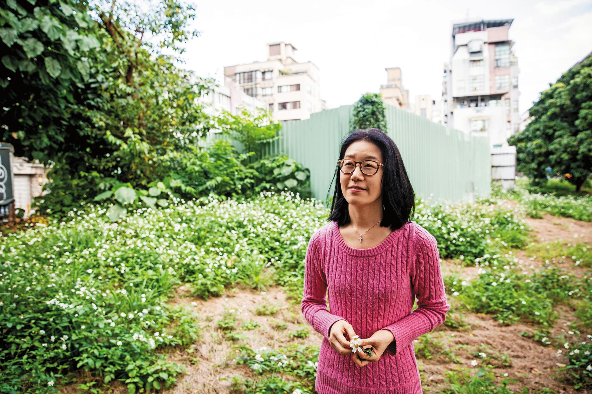 李玟萱個性恬淡,熱愛閱讀,但沒有作家夢,第1本書《失去你的3月4日》悼念逝去的情人,《無家者》記錄遊民的艱辛處境,皆不在生命中的既有規劃中。