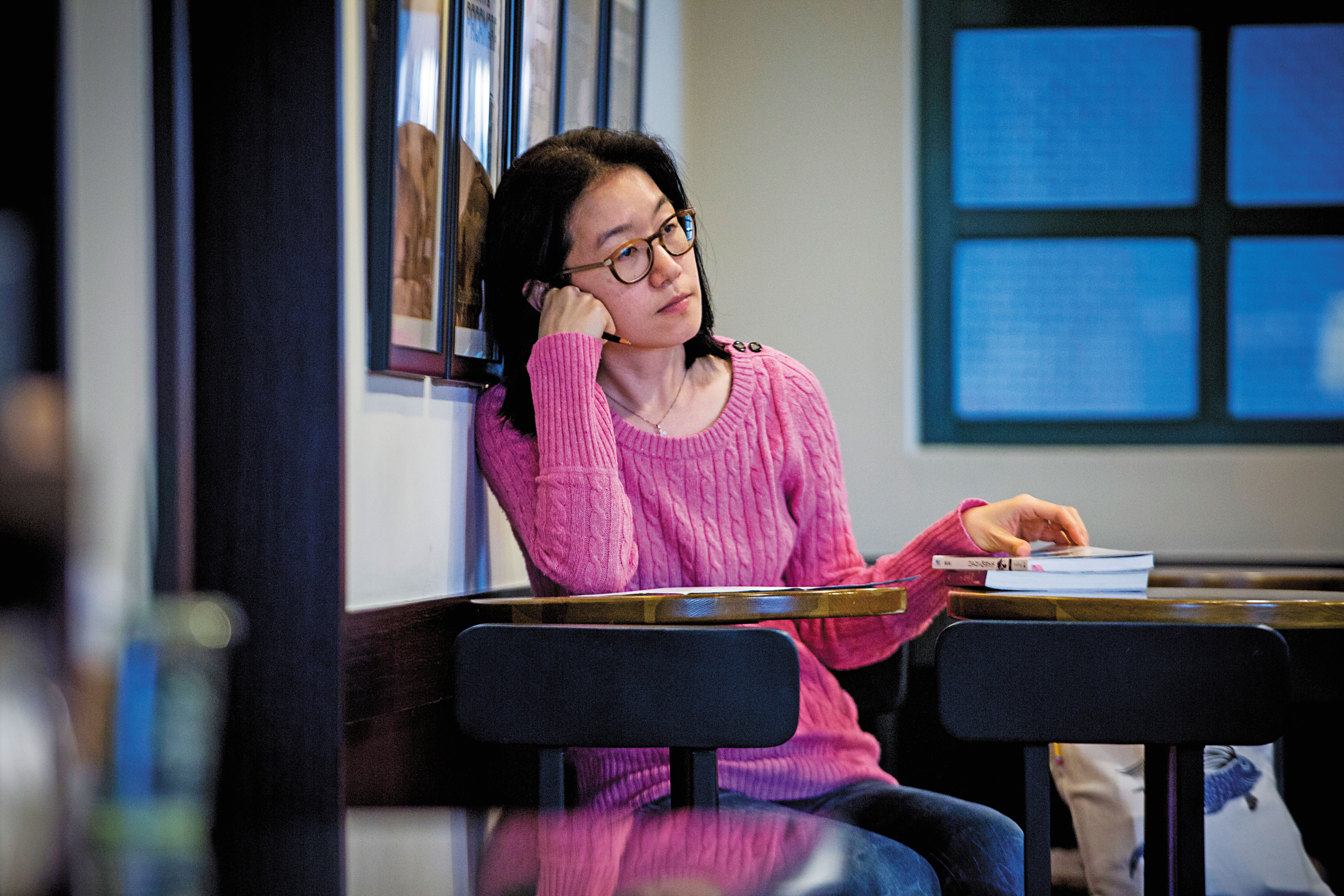 即便每天仍在醫院和家裡奔波，李玟萱仍保持閱讀習慣，她說那是生命的活水源頭。