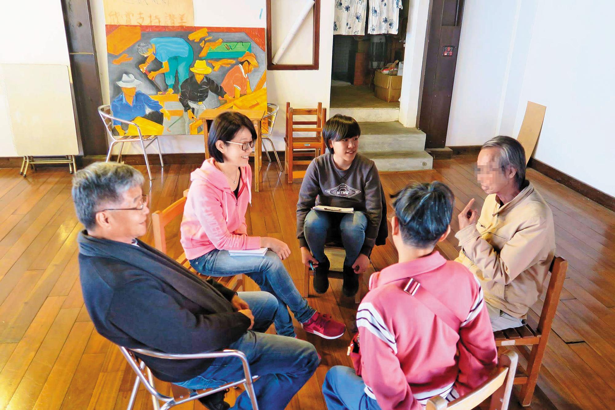 李玟萱(左2)在台灣夢想城鄉協會與曾是街友的夥伴互動,培訓他們當導覽員。(李玟萱提供)