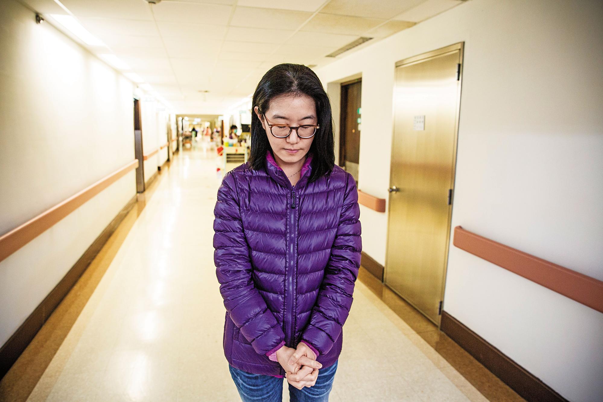李玟萱的先生去年5月下旬因急性腦出血倒下,礙於健保規定,每隔28天必須轉院,因無力撼動這些事情,就只好跟著政策走,大半年在各大醫院流浪。