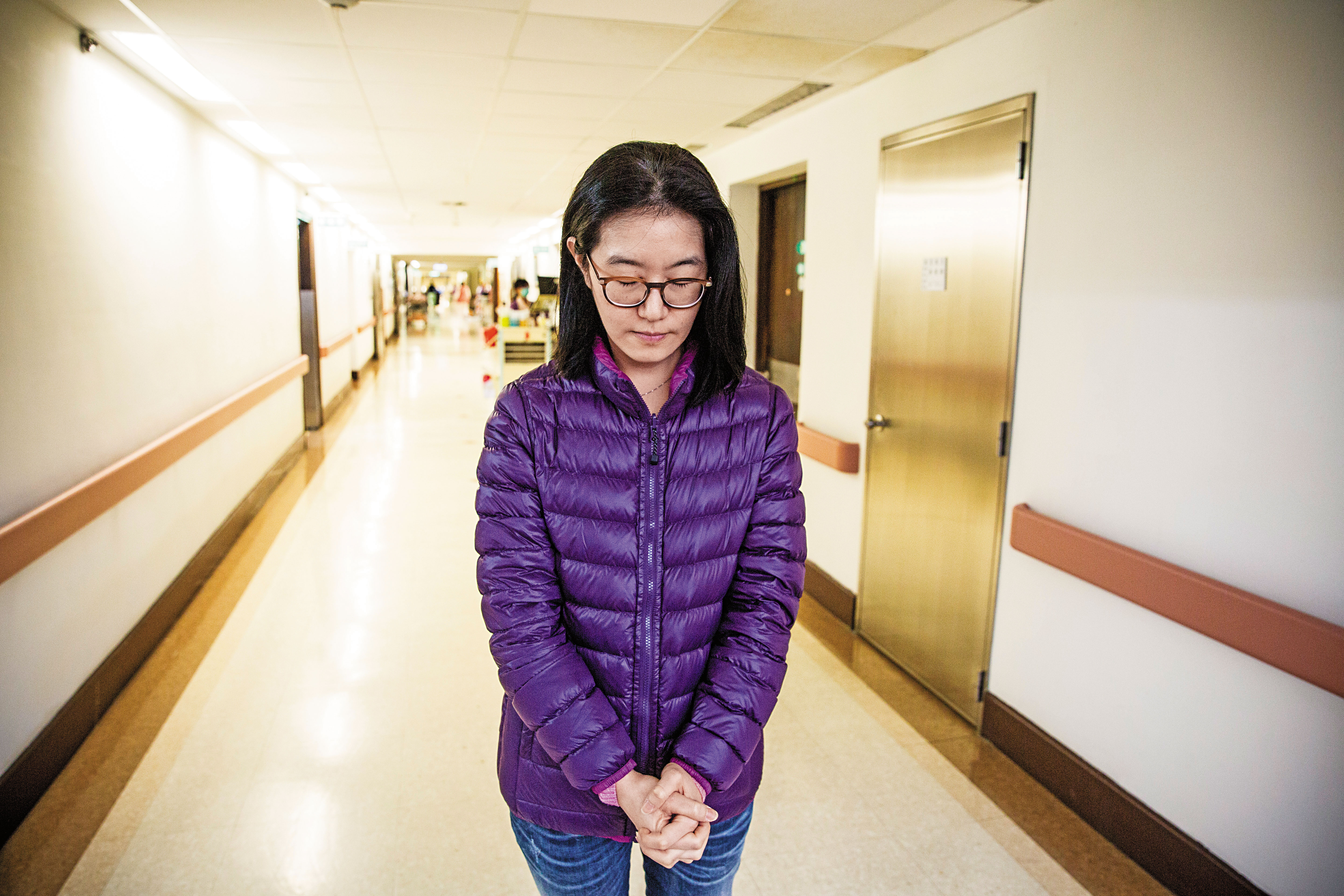 李玟萱的先生去年5月下旬因急性腦出血倒下，礙於健保規定，每隔28天必須轉院，因無力撼動這些事情，就只好跟著政策走，大半年在各大醫院流浪。