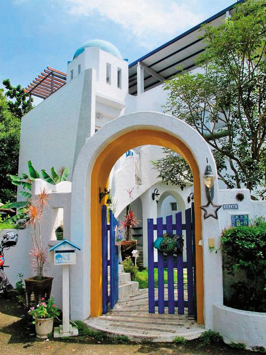 陳澤銘為替李玟萱圓夢,將原本自住的房子設計成為民宿藍屋頂。(李玟萱提供)