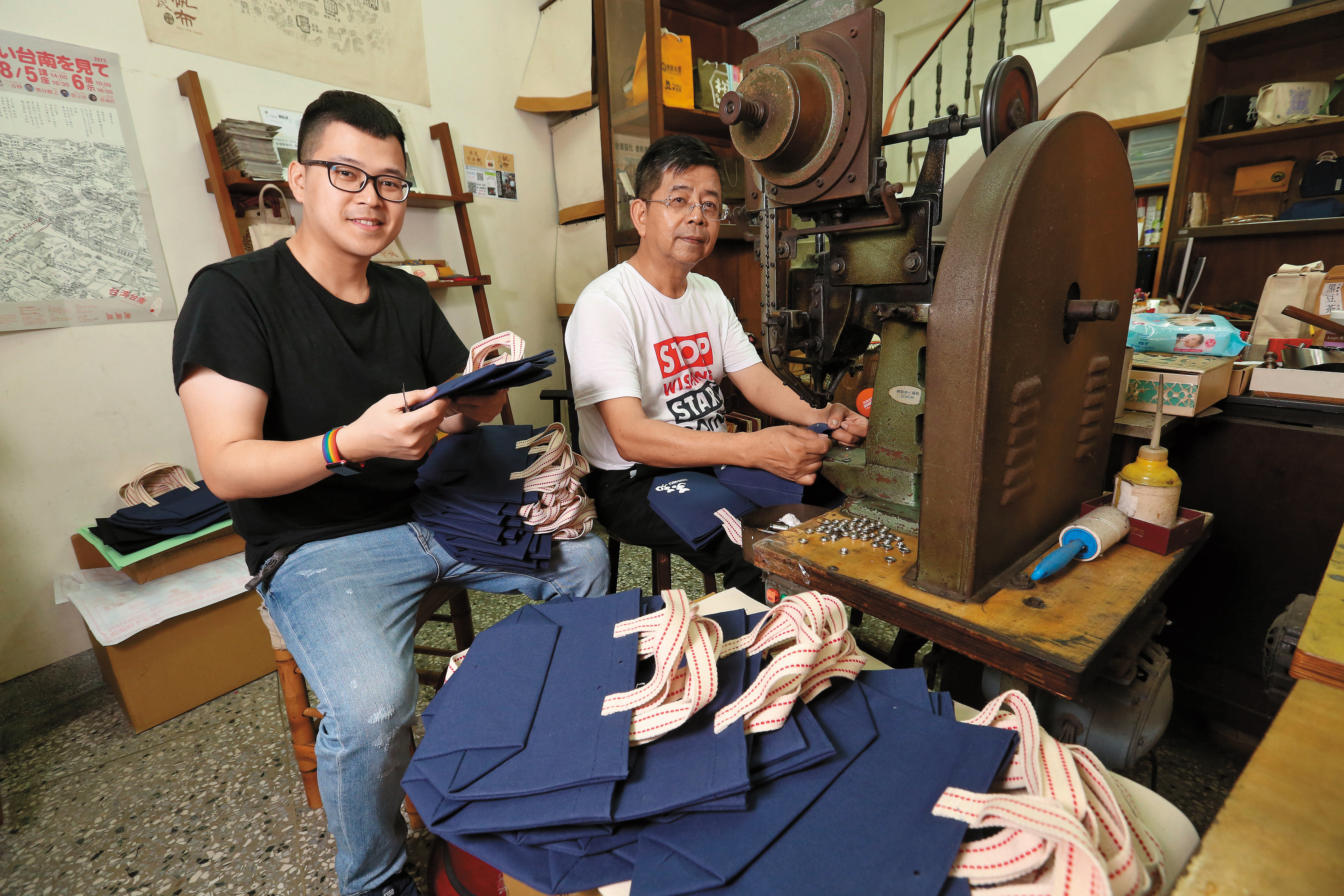 有一甲子歷史的合成帆布行，經過第二代許勝凱（右）轉型，現有第三代許晉嘉（左）加入經營。
