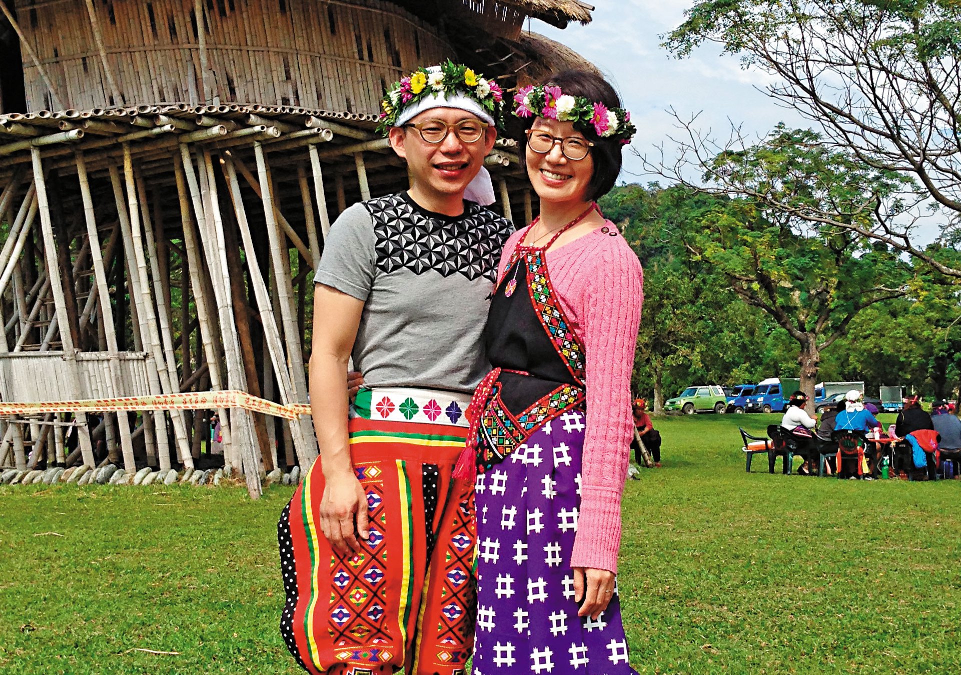 因為曾參與與原住民921重建，李玟萱每年皆會回台東南王部落參加大獵祭，左為先生黃志豪。（李玟萱提供）