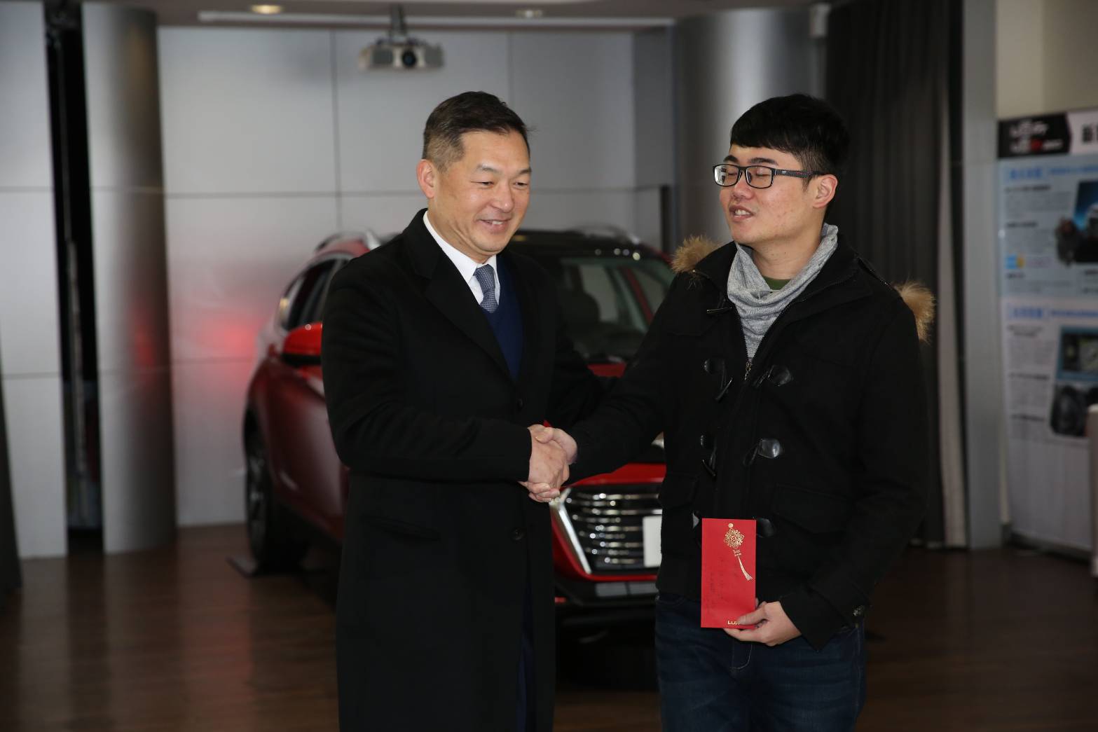 梁書瑋（右）被救災人員發現成功獲救，他講述當時驚魂仍心有餘悸。