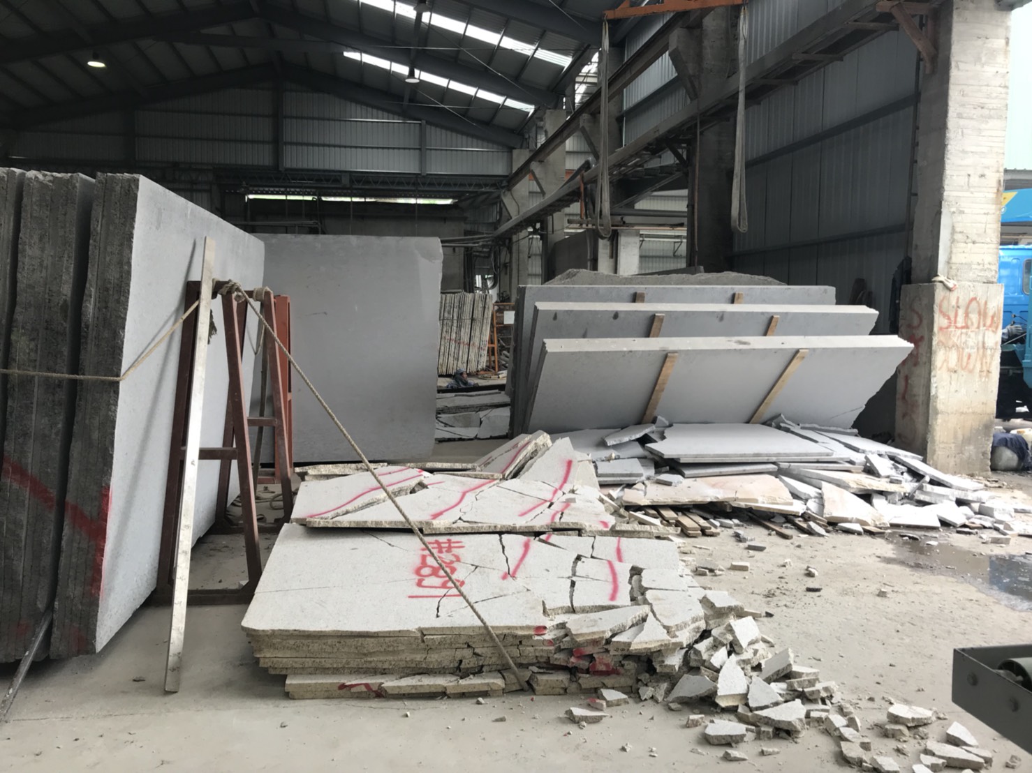 花蓮獨有的大理石，曾帶動台灣經濟起飛，如今卻隨強震碎滿地。（花蓮民間救難協會提供）