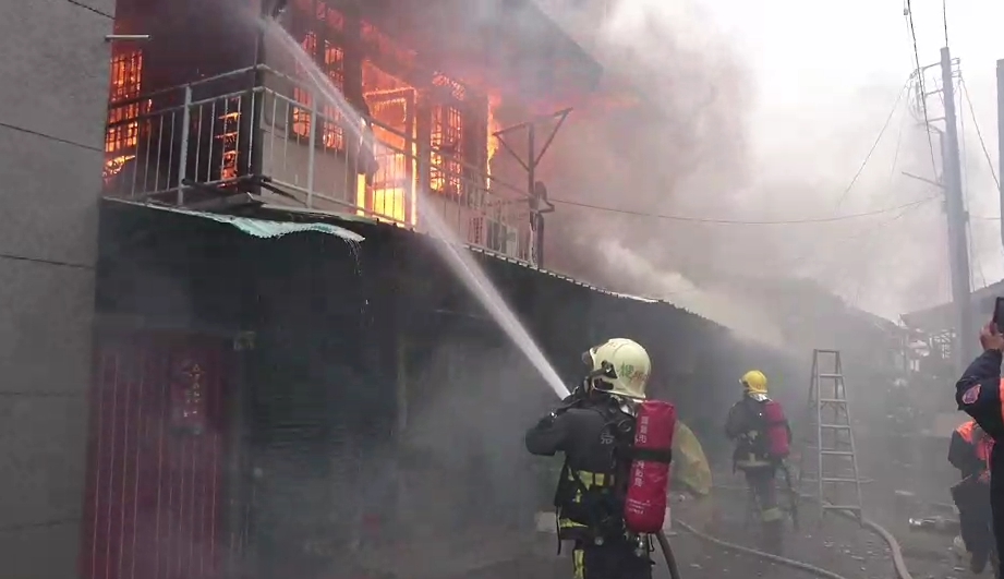火勢一發不可收拾，造成23戶連棟式木造建築燒毀。（嘉義警消提供）