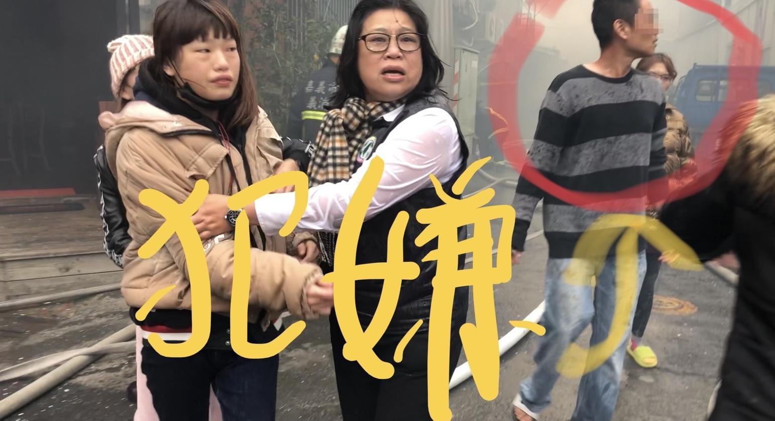 警方發現涉嫌縱火的嫌犯，竟然還裝著若無其事在火場出沒。（嘉義警消提供）