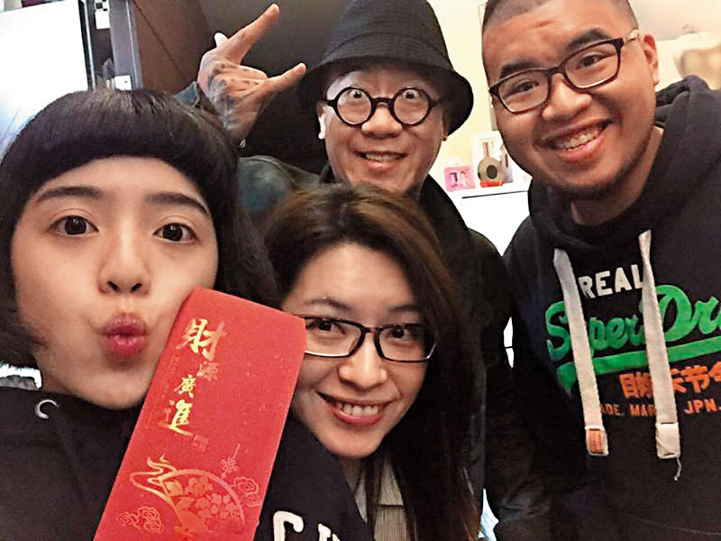 阮橋本（後左）一家4口最後的農曆新年合照，兒子阮聖翔（後右）展露開心笑容。（阮橋本提供）