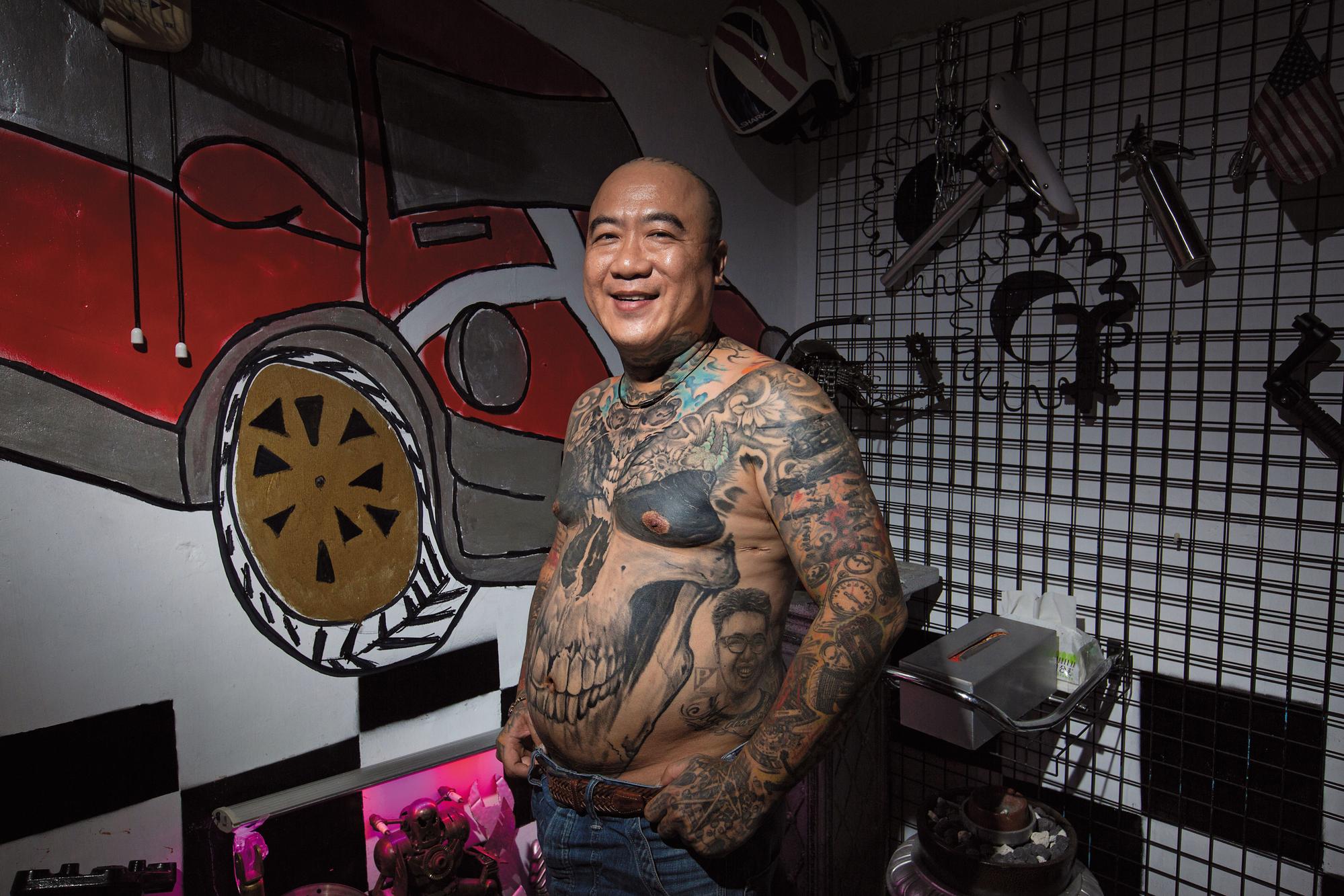 兒子過世後,阮橋本把兒子的畫像刺在自己的左腰上,有時他會與畫像對話。