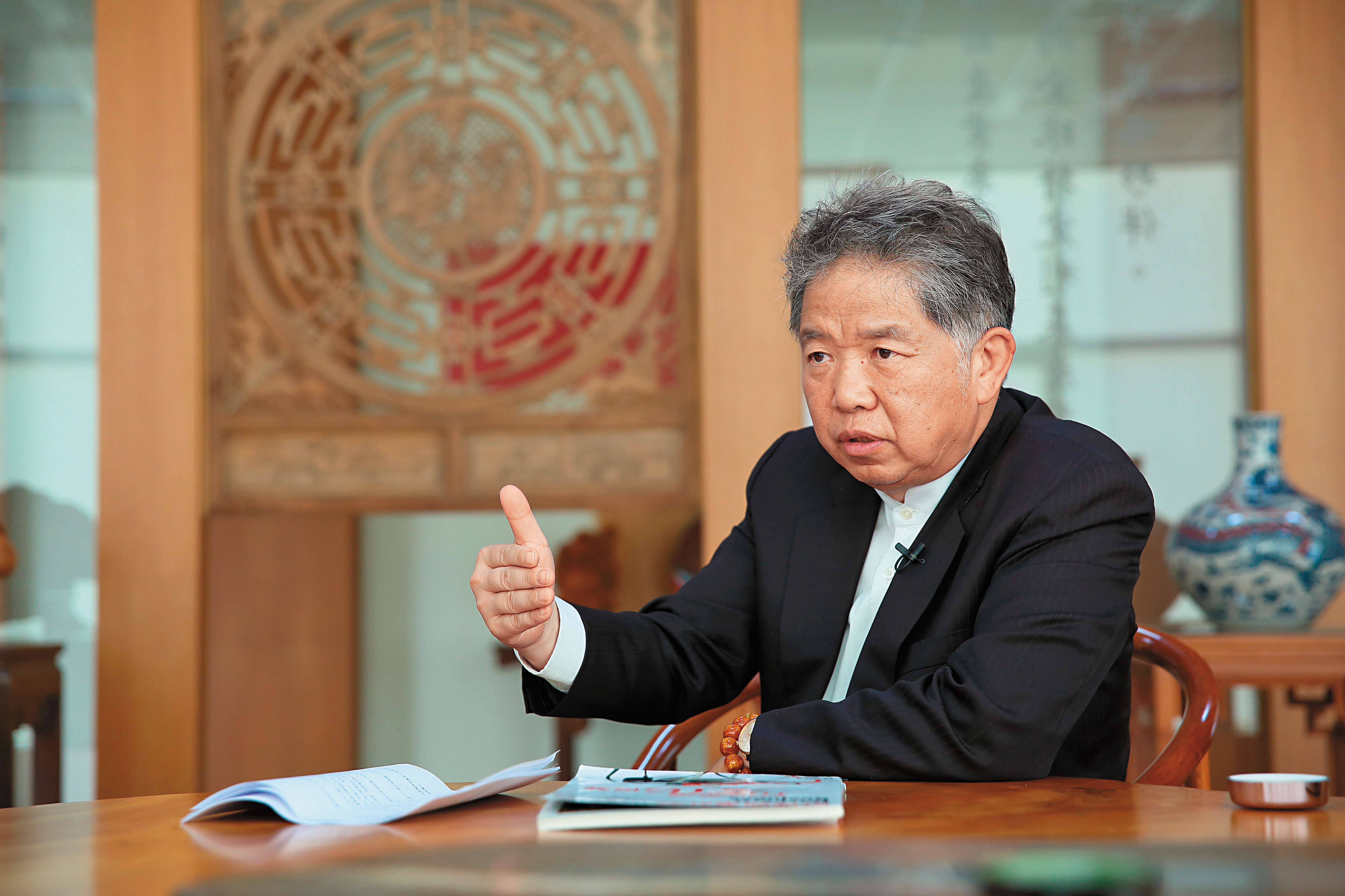 客戶開發很有一套的黃亞興認為，多花時間打進各領域第一名大廠的供應鏈，同領域的其他世界前5大廠訂單自然會來。