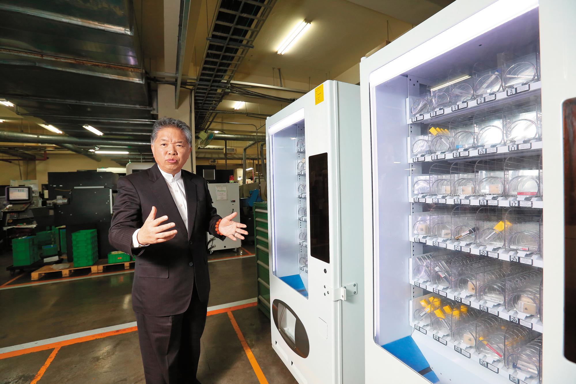 時碩工廠導入電子業的管理方式，右側的刀具自動取用機，可讓員工輸入員編取刀，後台會自動連成大數據，計算用量增減和耗損成本，方便廠商補貨。