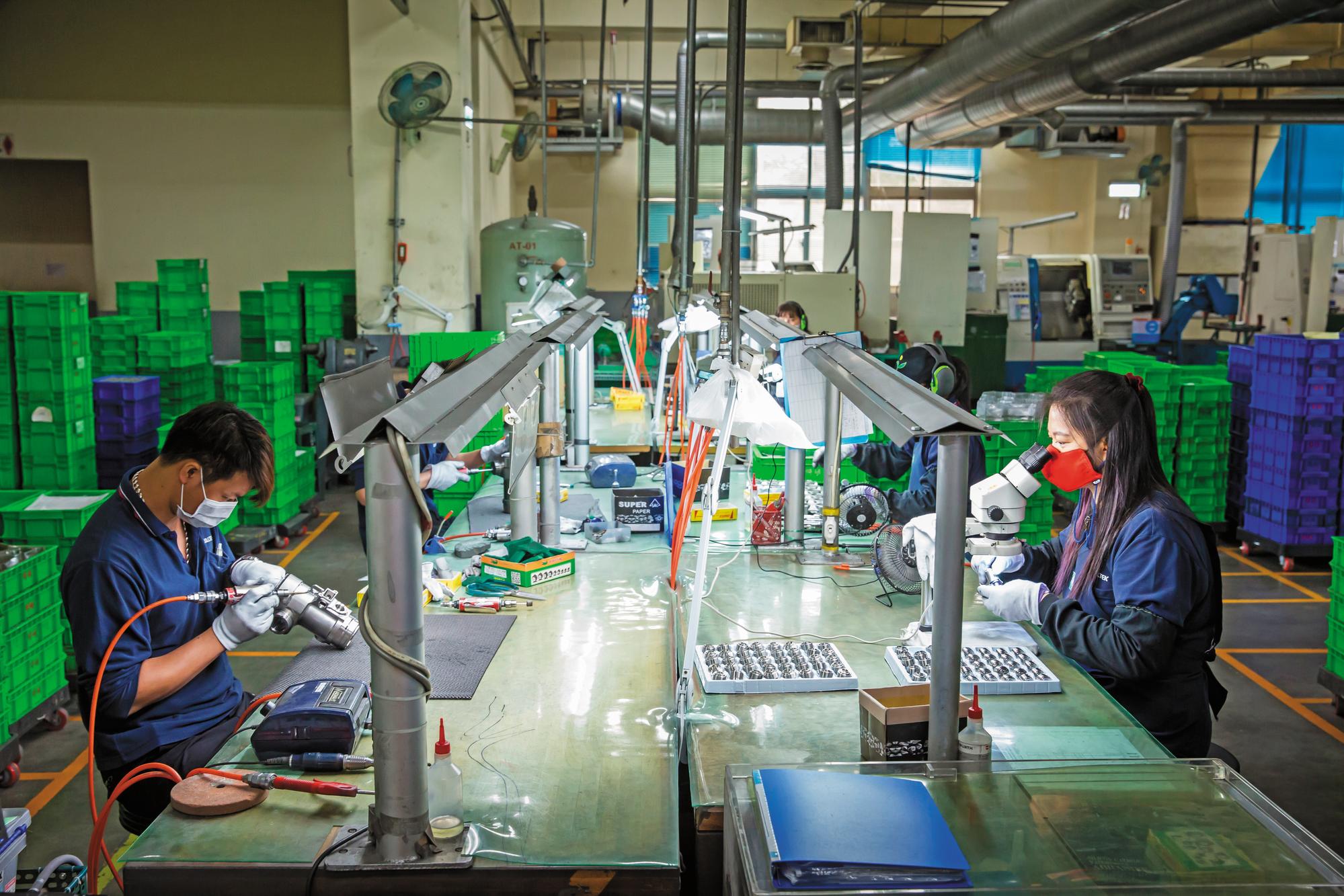 時碩專攻精密機械加工金屬零件的研發與製造，客戶多是業界一線大廠，如全球最大安全氣囊廠Autoliv、汽車傳動系統領先廠商Litens、航太UTC等。
