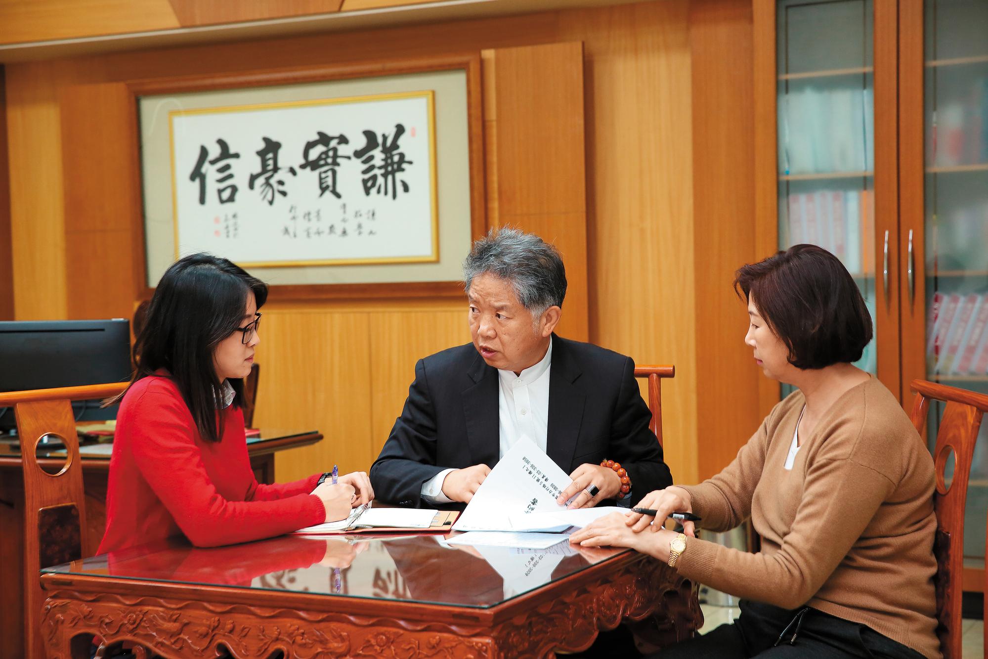 黃亞興（中）的老婆劉祖英（右）在公司擔任董事長特助，女兒黃琪（左）則擔任董事長祕書，一家人時常在一起討論公務。