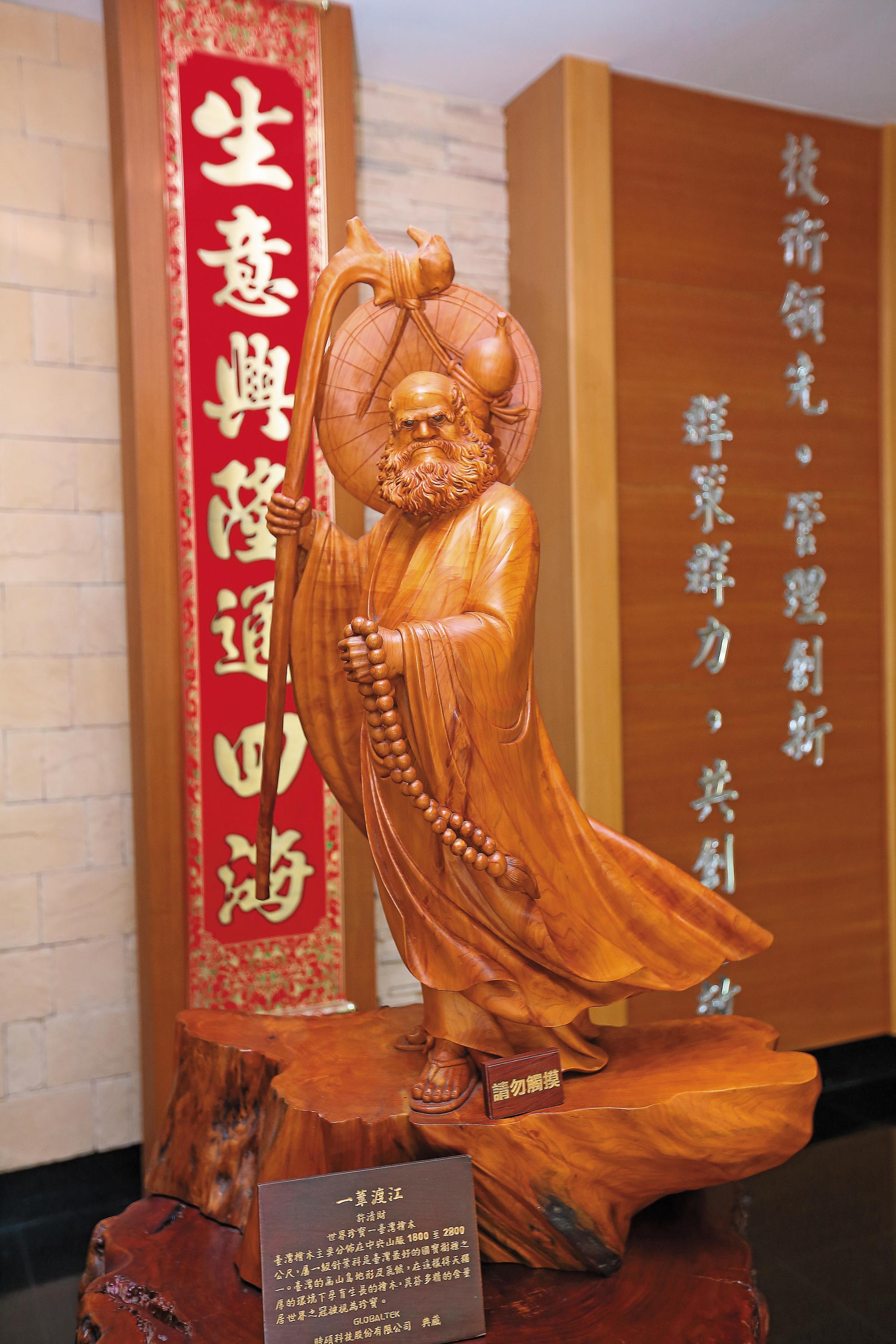 黃亞興最喜歡檜木雕刻的達摩「一葦渡江」，期許自己像達摩一樣多沉思進而得到創新想法。