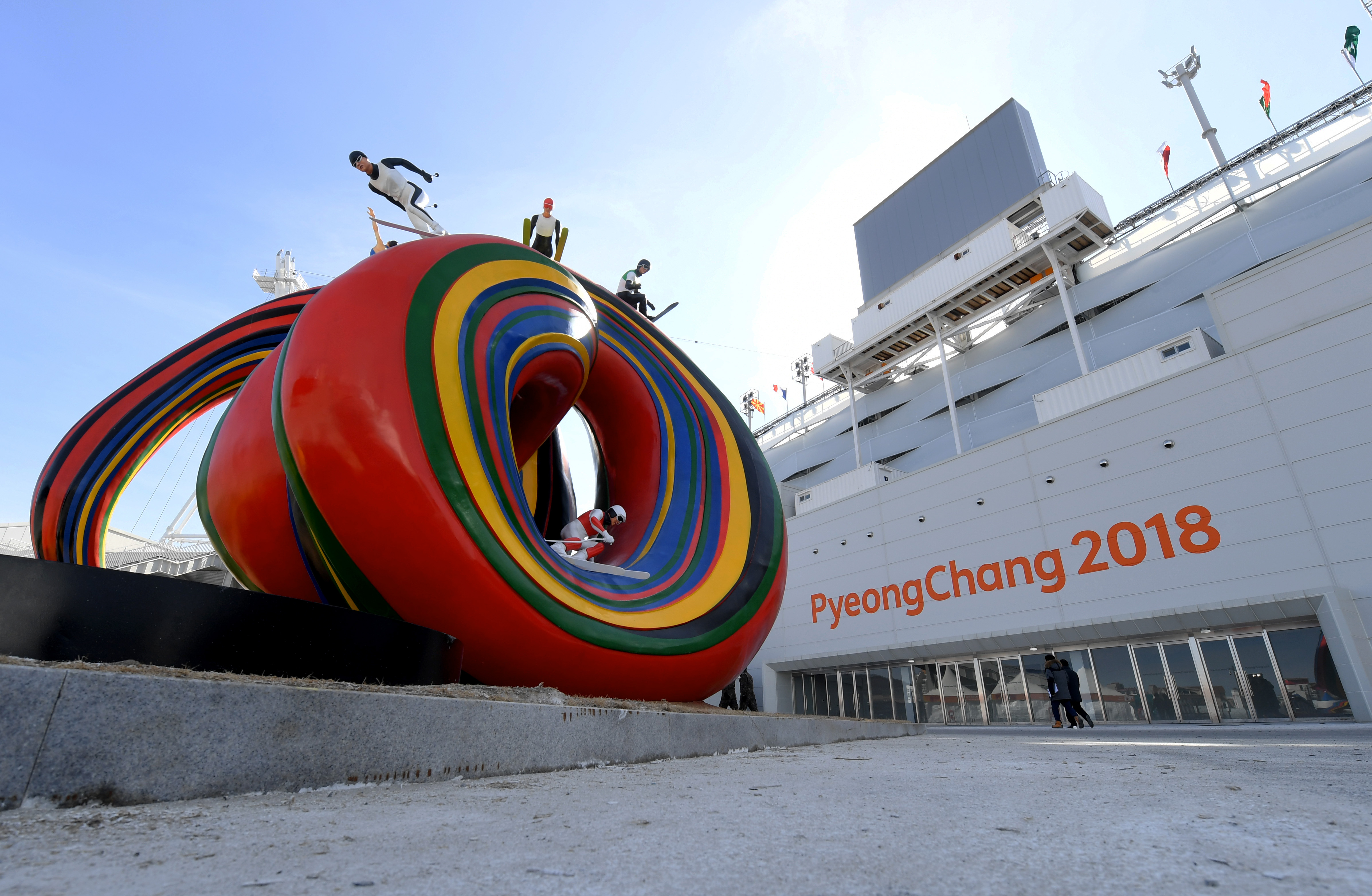 2018年2月7日，南韓平昌奧林匹克體育場外的藝術裝置。（東方IC）