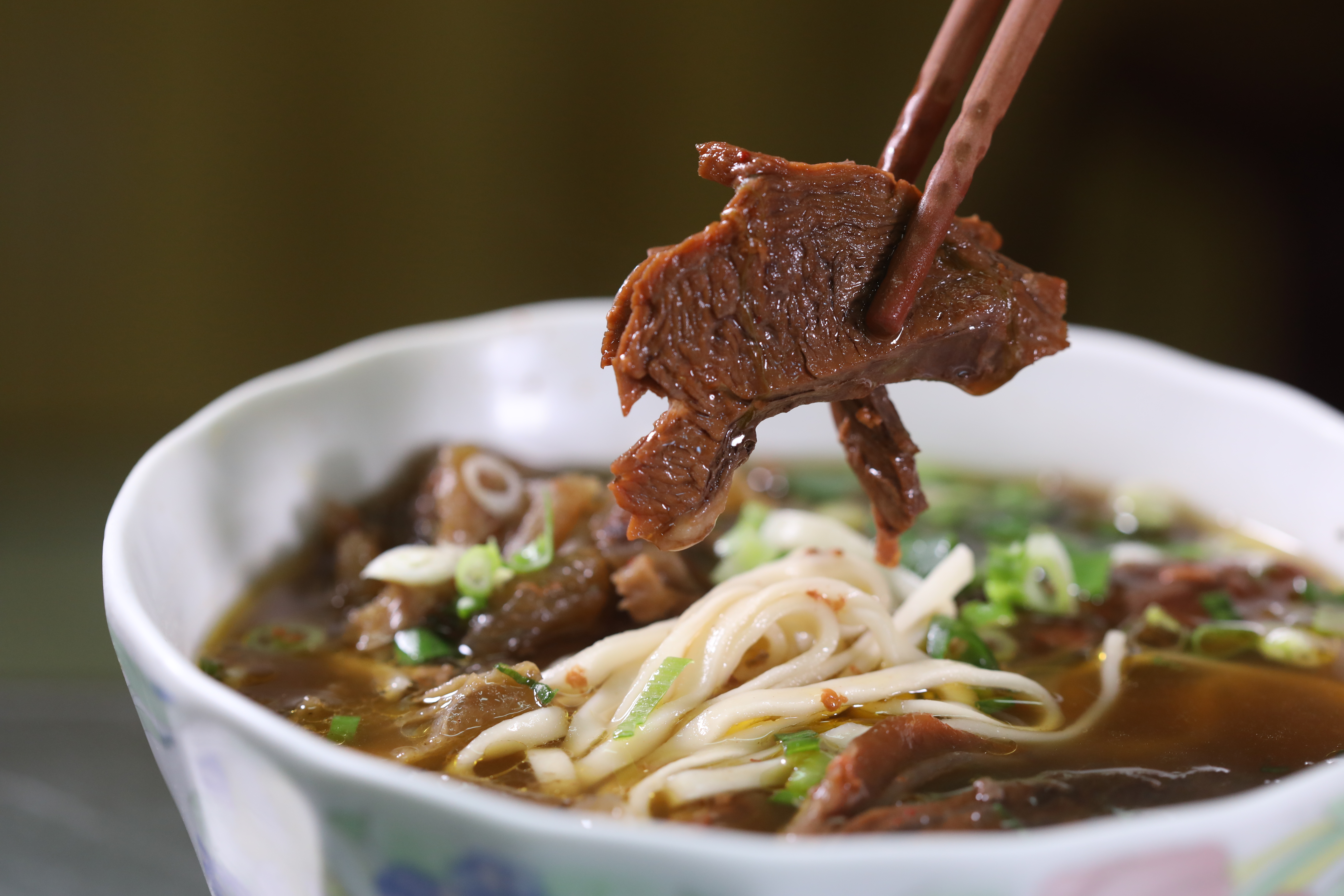 「卞家牛肉麵」是基隆最老牌的防空洞館子。