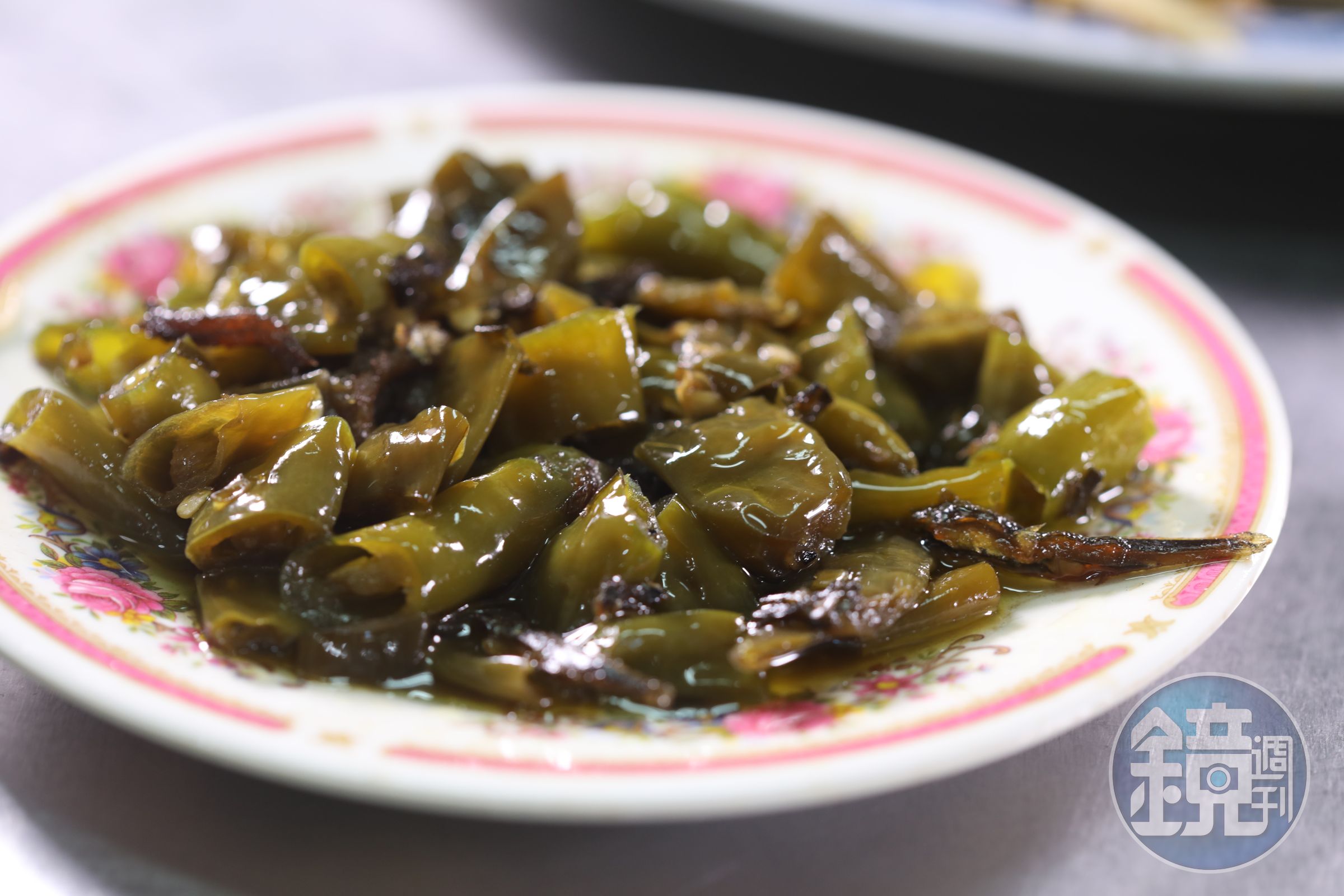 油辣惹味的「小魚青辣椒」，是招牌小菜。（50元／份）